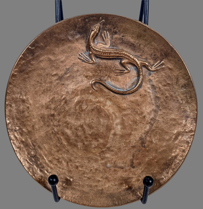 Plat en bronze de Tinos, Danemark, motif lézard, 15,8 cm de diamètre