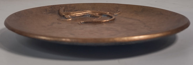 Plat en bronze de Tinos, Danemark, motif lézard, 15,8 cm de diamètre