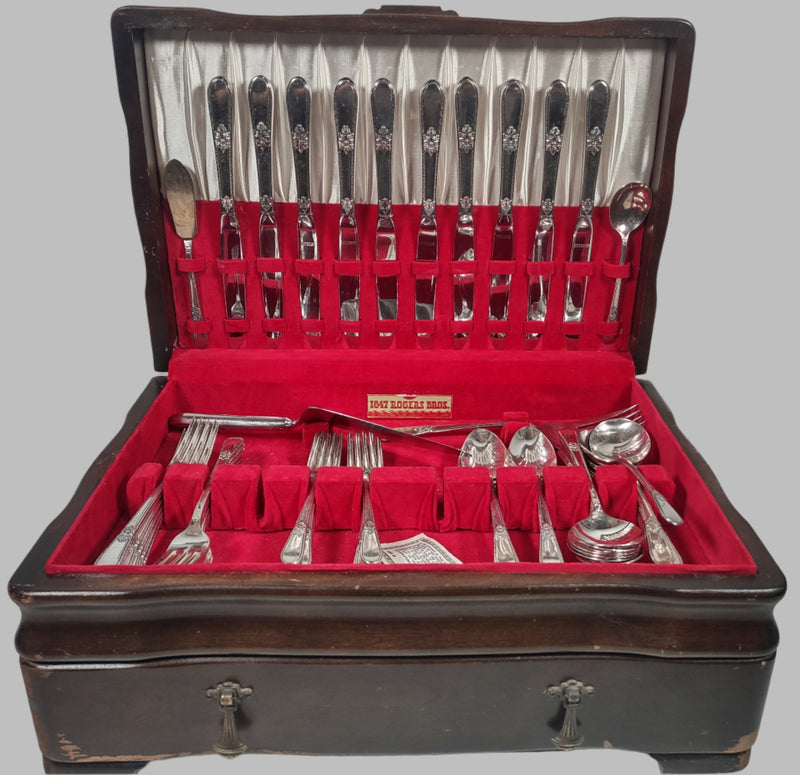 Service de couverts en argent plaqué Rogers Bros. 1847, 122 pièces, dans un coffret, Adoration