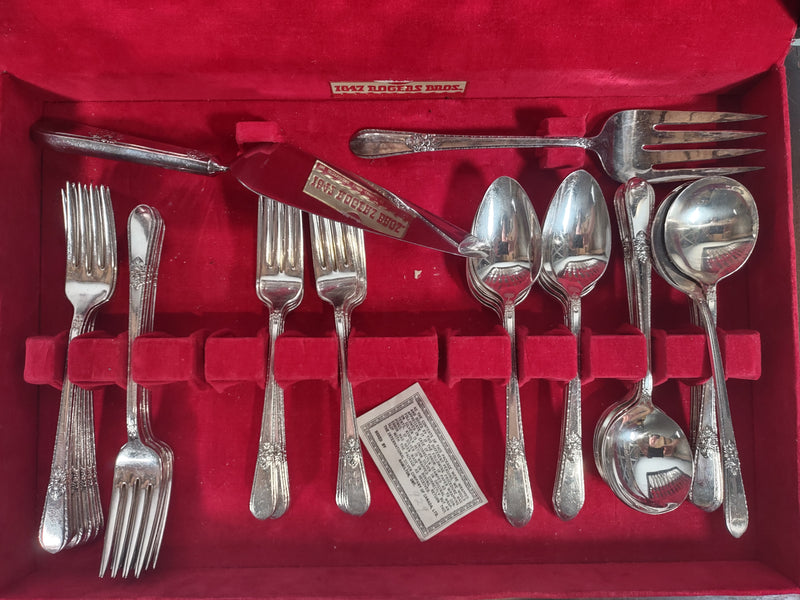 Service de couverts en argent plaqué Rogers Bros. 1847, 122 pièces, dans un coffret, Adoration