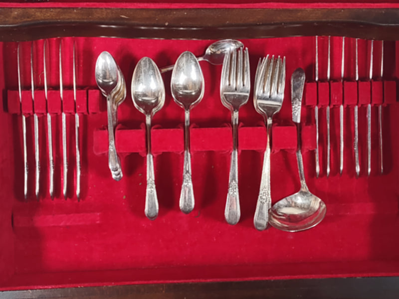 Service de couverts en argent plaqué Rogers Bros. 1847, 122 pièces, dans un coffret, Adoration