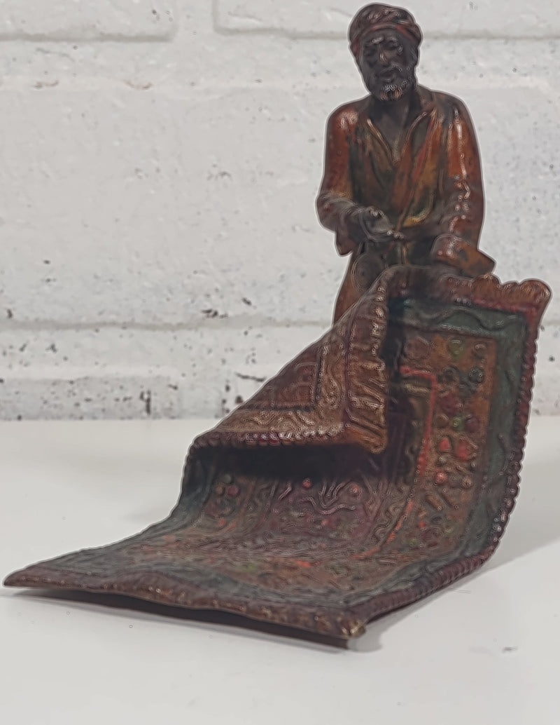 "Le vendeur de tapis", figurine autrichienne en bronze patiné peint à la main, XIXe siècle