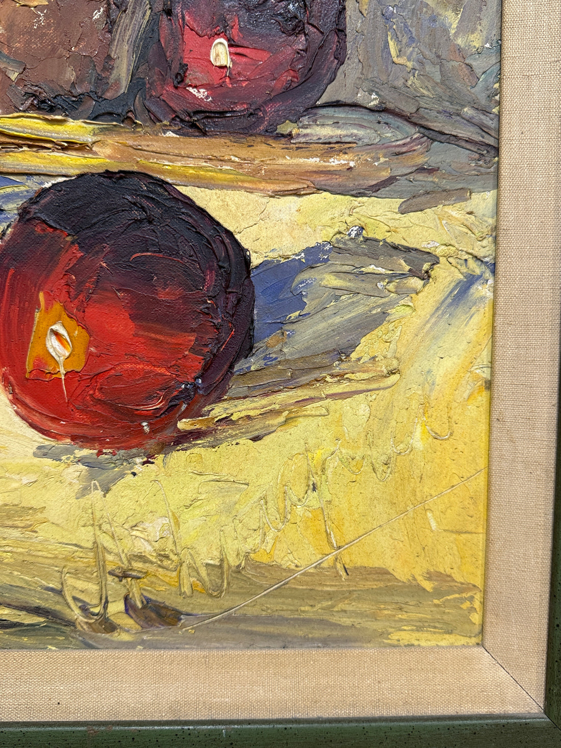 Nature morte du milieu du siècle – Huile sur vase d'ananas, de pommes et de cobalt