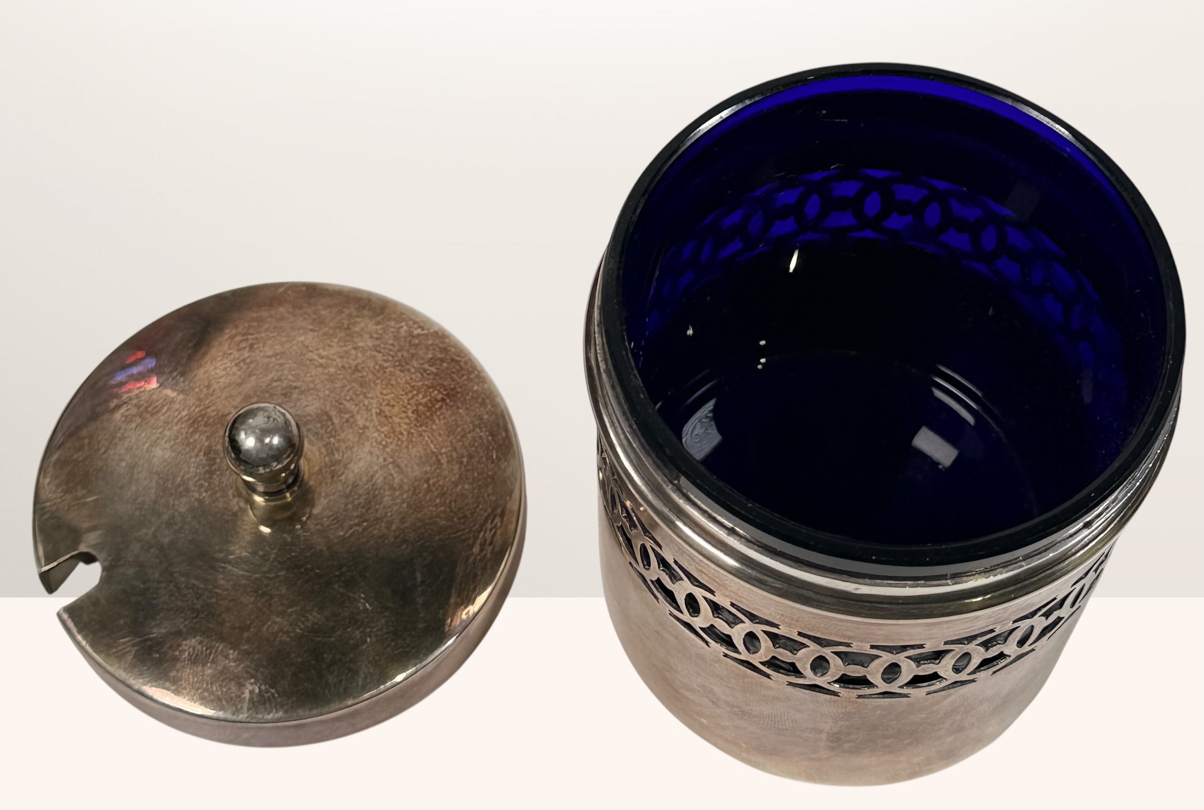 Pot à conserves anglais du milieu du XXe siècle en EPNS, doublure en verre cobalt, assiette Gainsborough.