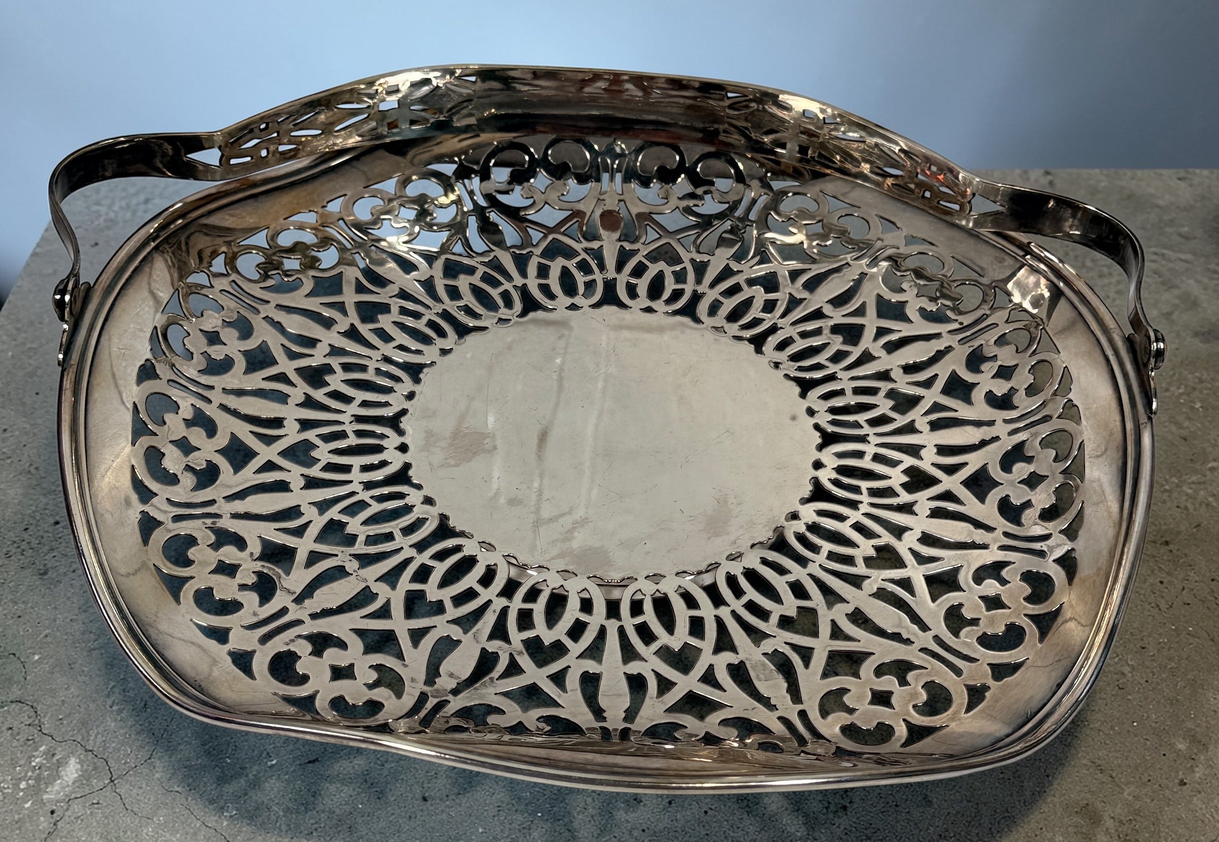 Antique Middletown Silver brides basket silverplate centerpiece 9.75 inch pierced floral design vintage American decorative bowl swing handle.