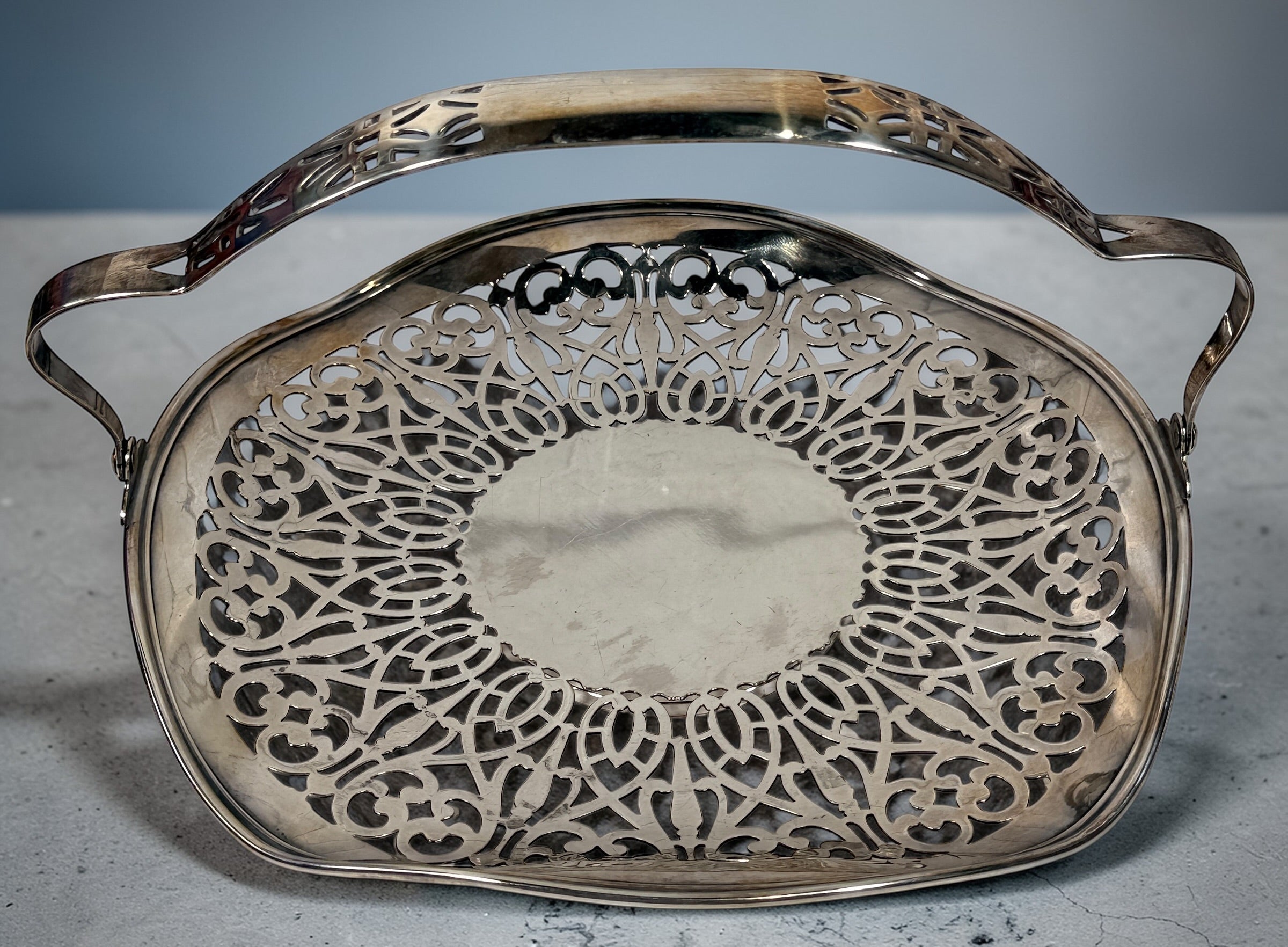 Antique Middletown Silver brides basket silverplate centerpiece 9.75 inch pierced floral design vintage American decorative bowl swing handle.