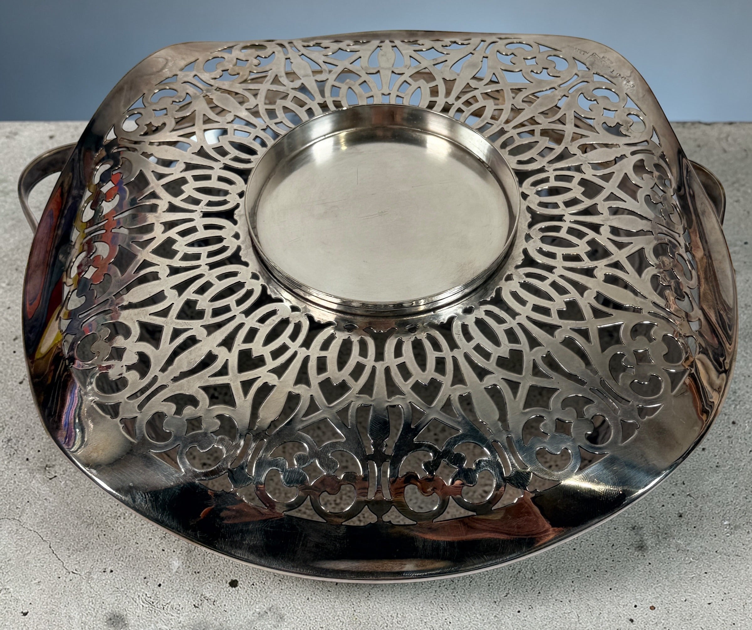 Antique Middletown Silver brides basket silverplate centerpiece 9.75 inch pierced floral design vintage American decorative bowl swing handle.