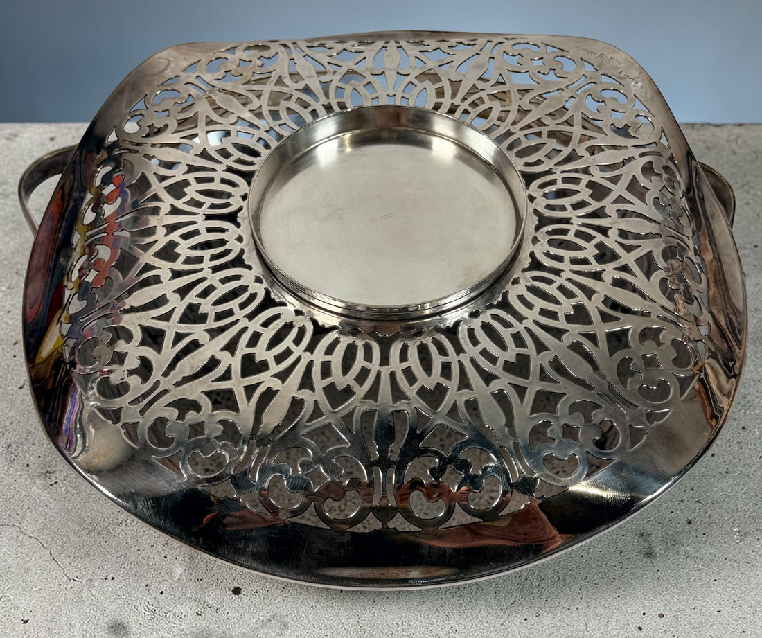 Antique Middletown Silver brides basket silverplate centerpiece 9.75 inch pierced floral design vintage American decorative bowl swing handle.