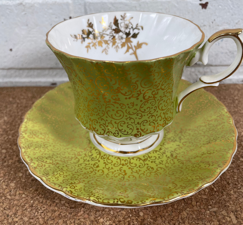 Tasse à thé et soucoupe en porcelaine anglaise Queen Anne des années 1960, dorure verte et dorée.