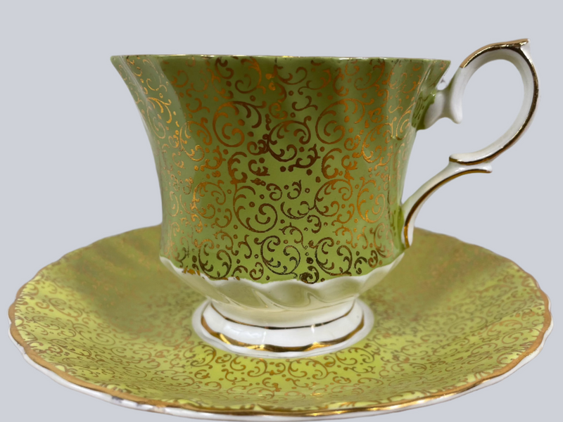 Tasse à thé et soucoupe en porcelaine anglaise Queen Anne des années 1960, dorure verte et dorée.