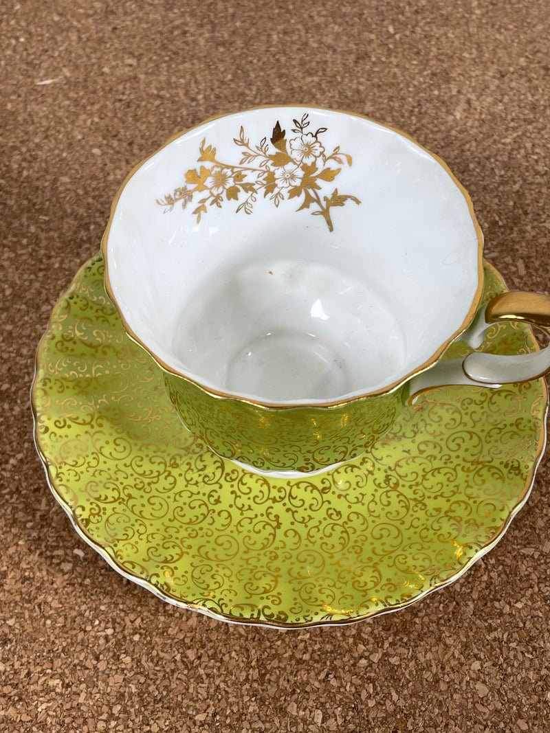 Tasse à thé et soucoupe en porcelaine anglaise Queen Anne des années 1960, dorure verte et dorée.