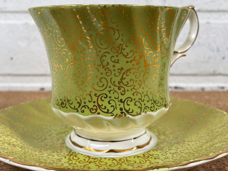 Tasse à thé et soucoupe en porcelaine anglaise Queen Anne des années 1960, dorure verte et dorée.