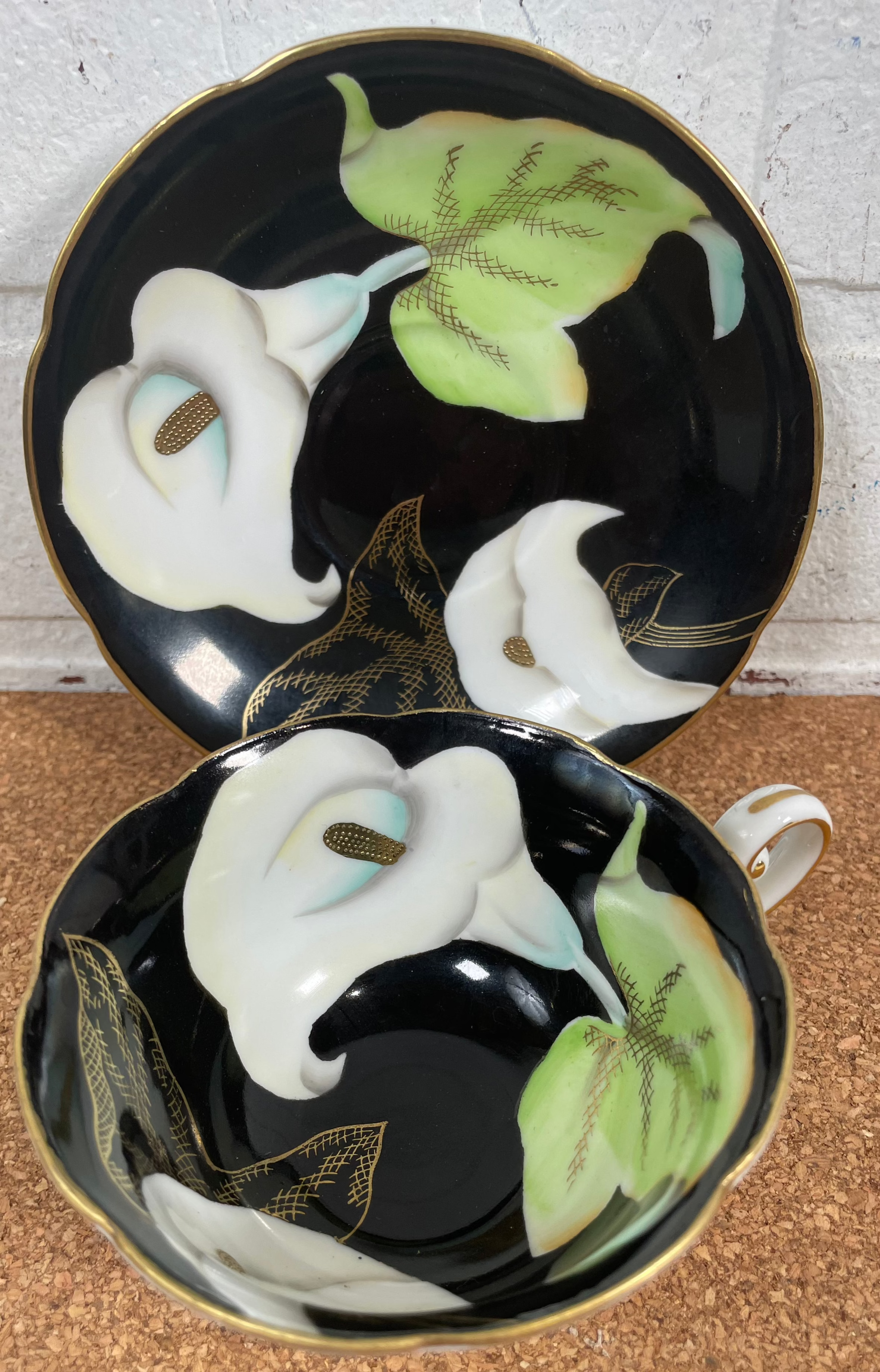 Tasse et soucoupe Wako en porcelaine tendre du Japon occupé, motif floral noir mat