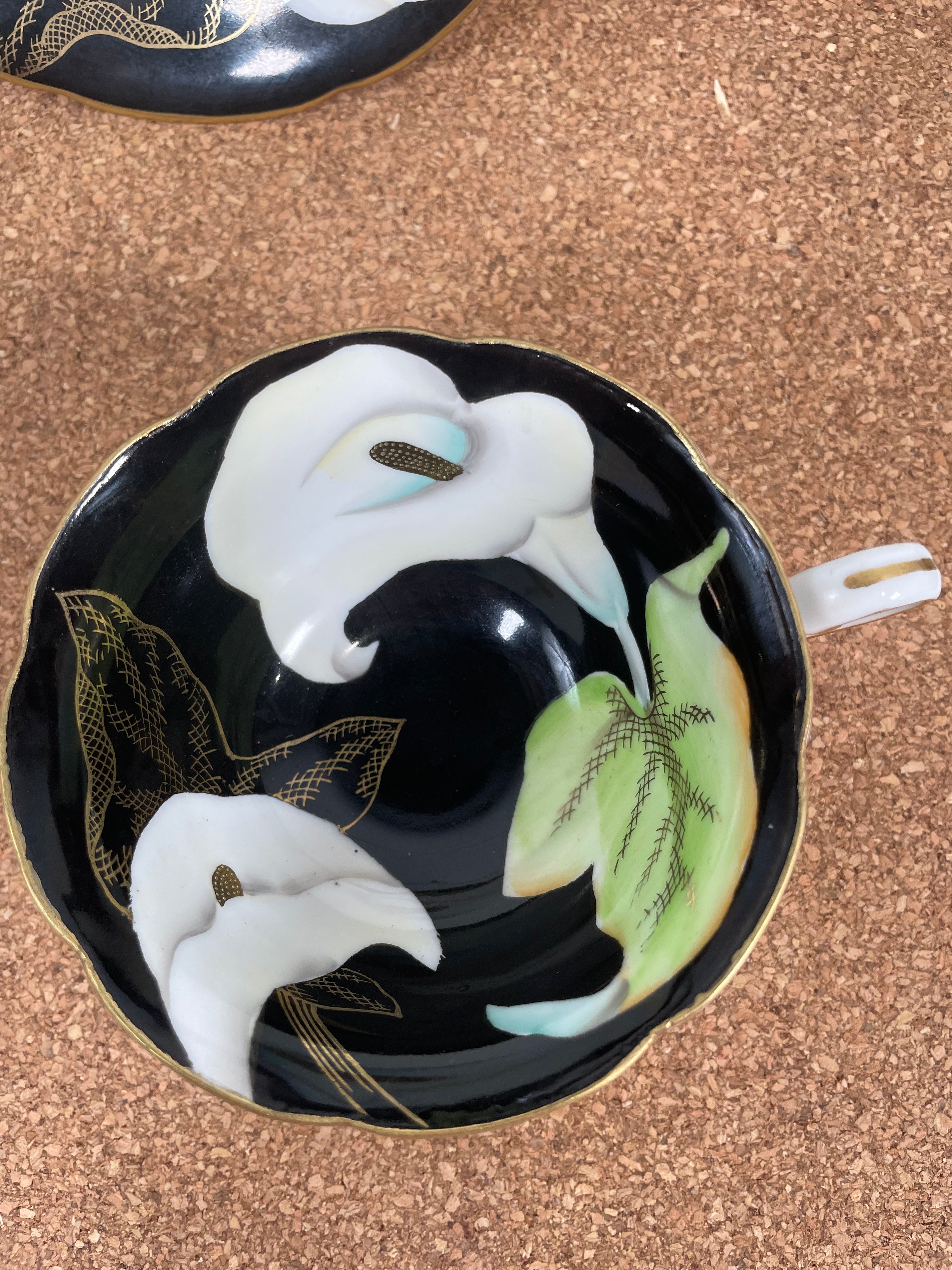 Tasse et soucoupe Wako en porcelaine tendre du Japon occupé, motif floral noir mat