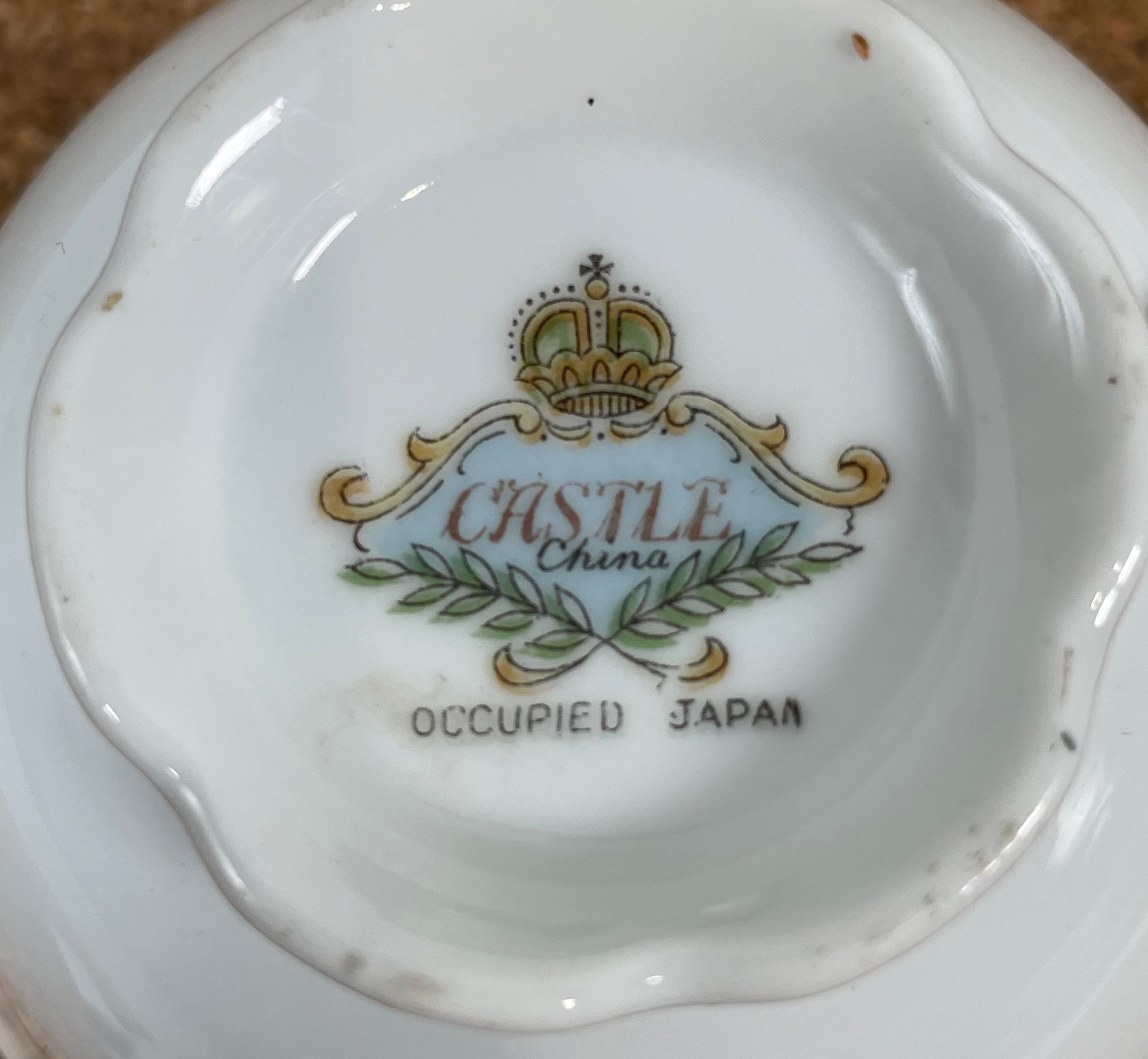 Tasse et soucoupe Wako en porcelaine tendre du Japon occupé, motif floral noir mat