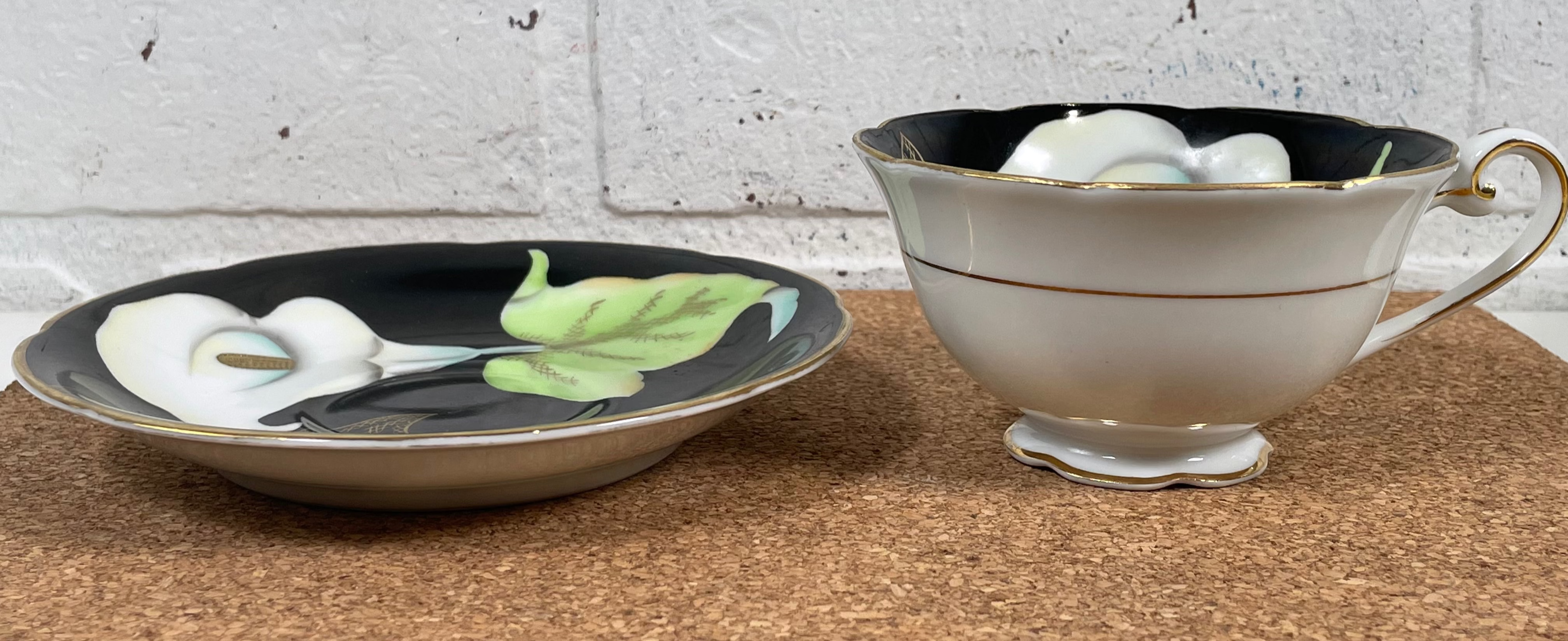 Tasse et soucoupe Wako en porcelaine tendre du Japon occupé, motif floral noir mat