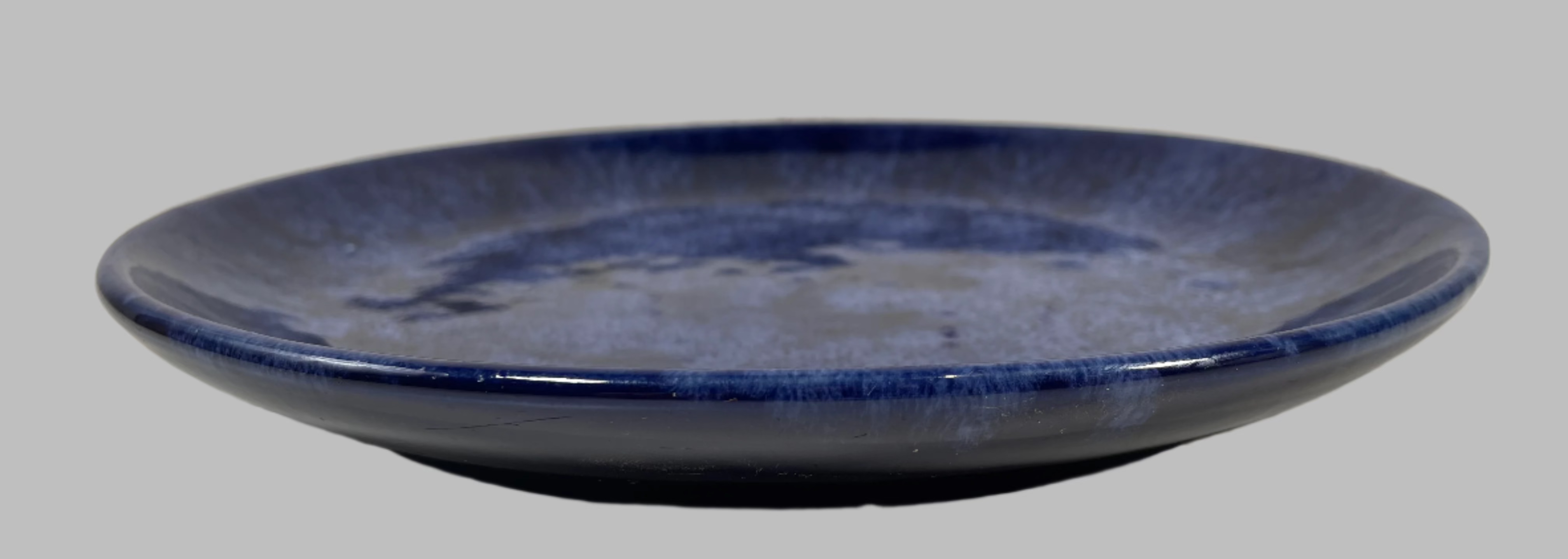 Assiette en céramique d'art de Beauce, glaçure marbrée bleu cobalt, assiette vintage 10", signée