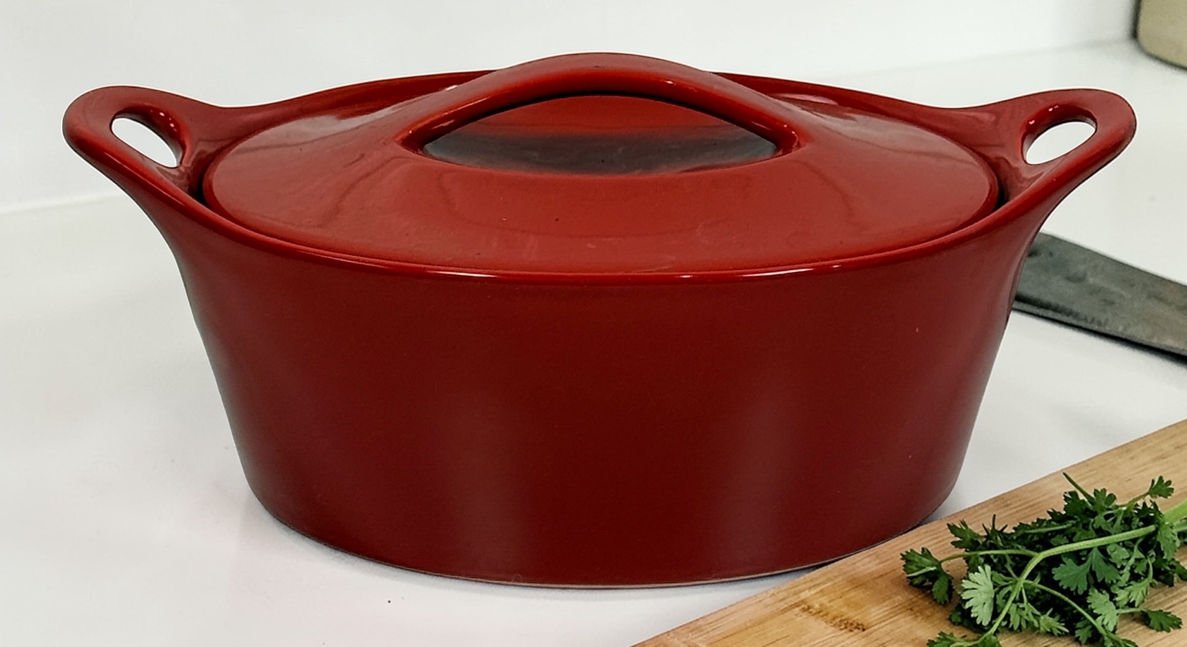 CorningWare Creations red covered casserole dish 1.5qt stoneware. Oven safe bakeware with lid, modern kitchen classic in very good condition.