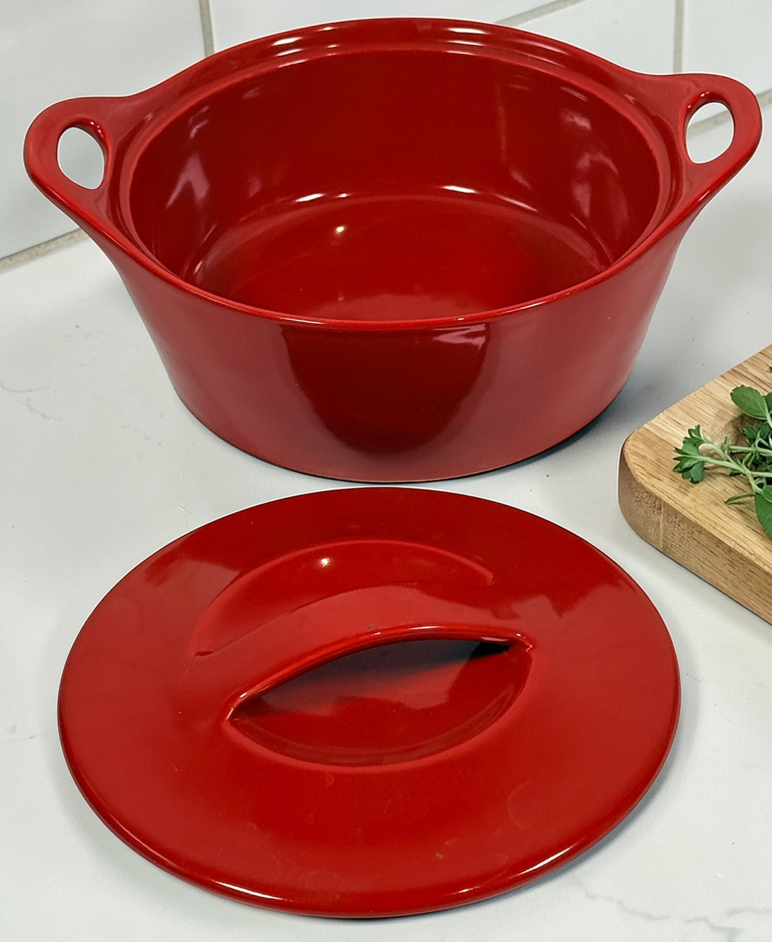 CorningWare Creations red covered casserole dish 1.5qt stoneware. Oven safe bakeware with lid, modern kitchen classic in very good condition.