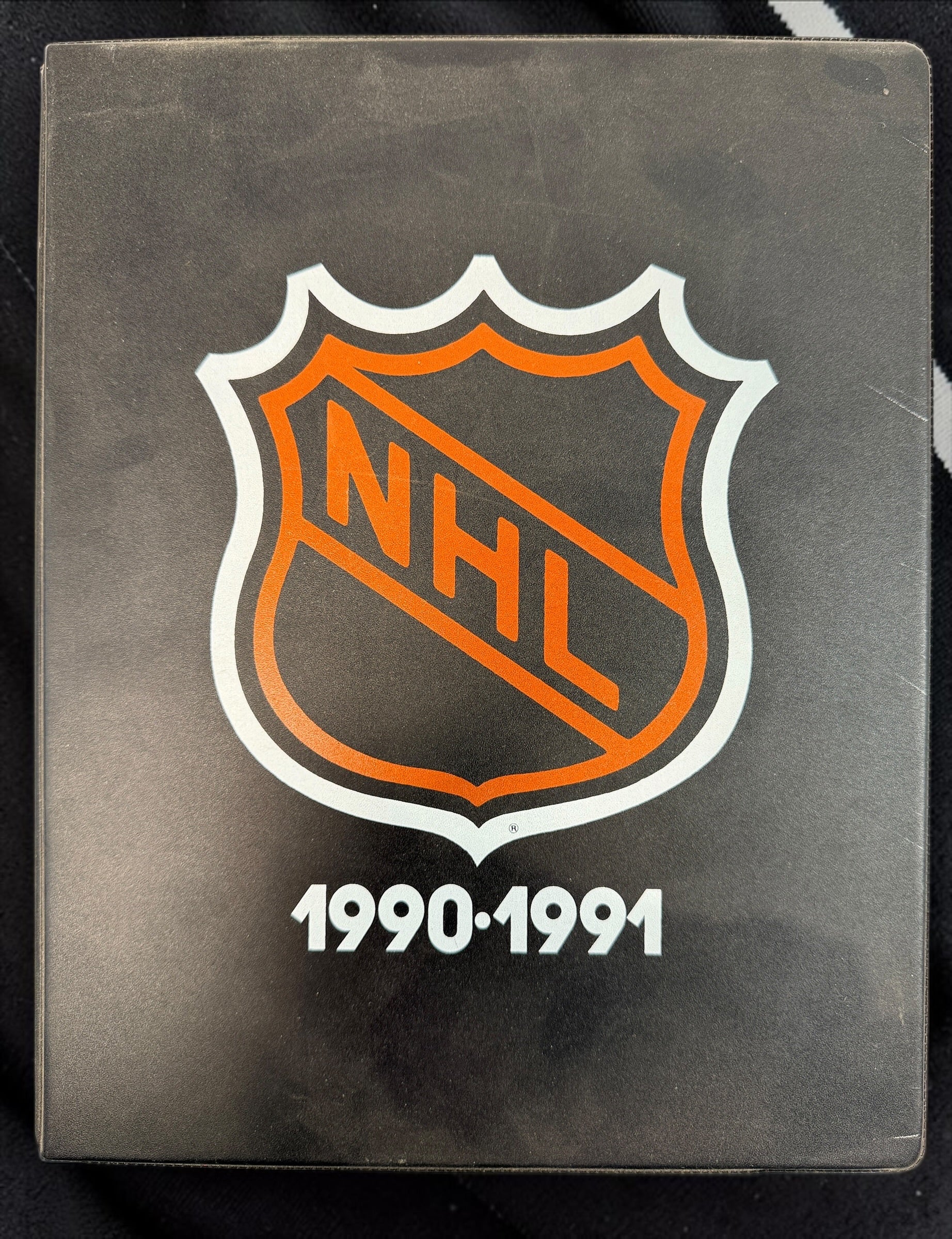 Complete 1990-91 Kraft NHL 112-card hockey set with vintage binder and bilingual inserts. Features Lemieux, Roy, Sakic, Bourque, Coffey and more.