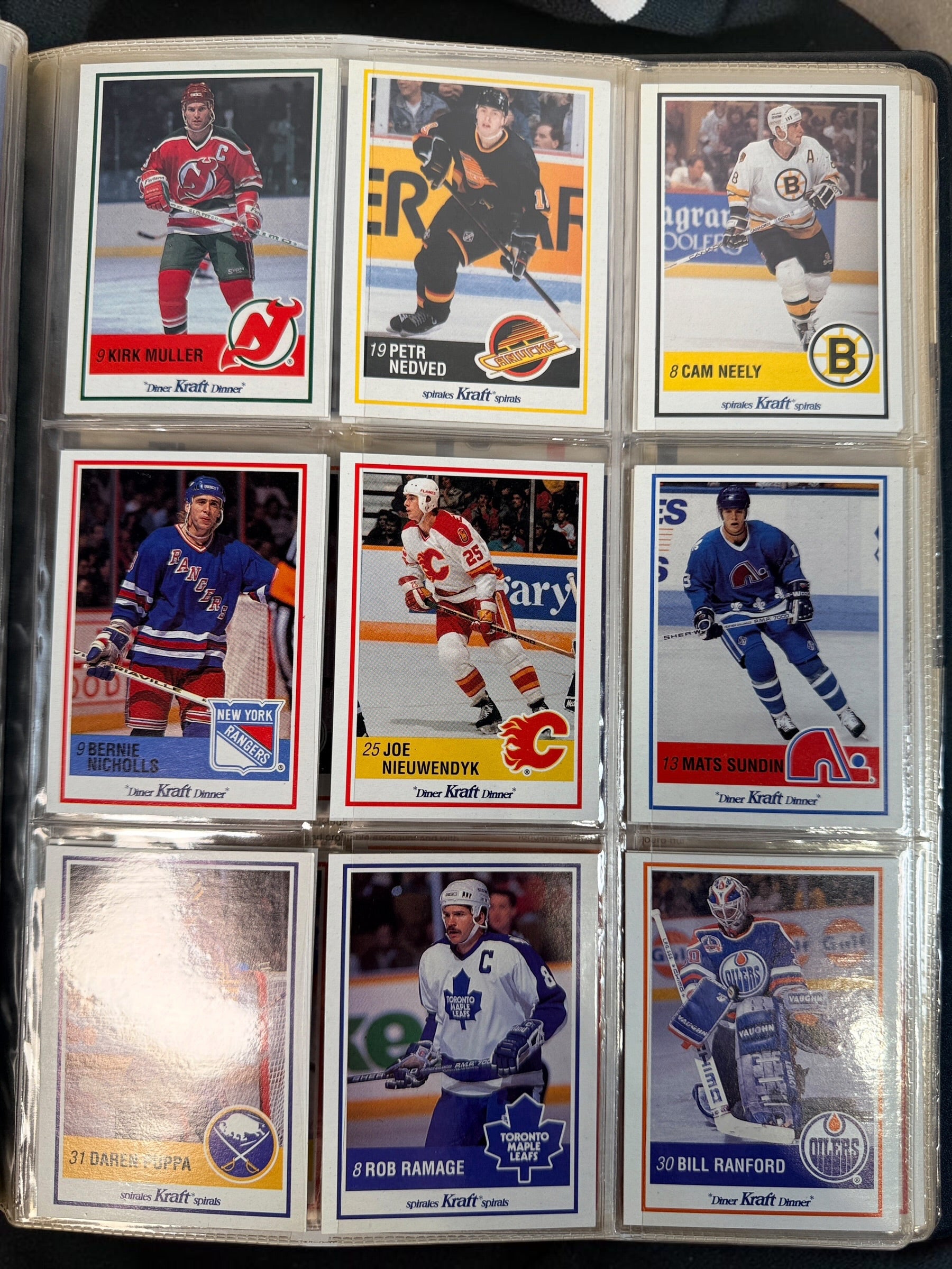 Complete 1990-91 Kraft NHL 112-card hockey set with vintage binder and bilingual inserts. Features Lemieux, Roy, Sakic, Bourque, Coffey and more.