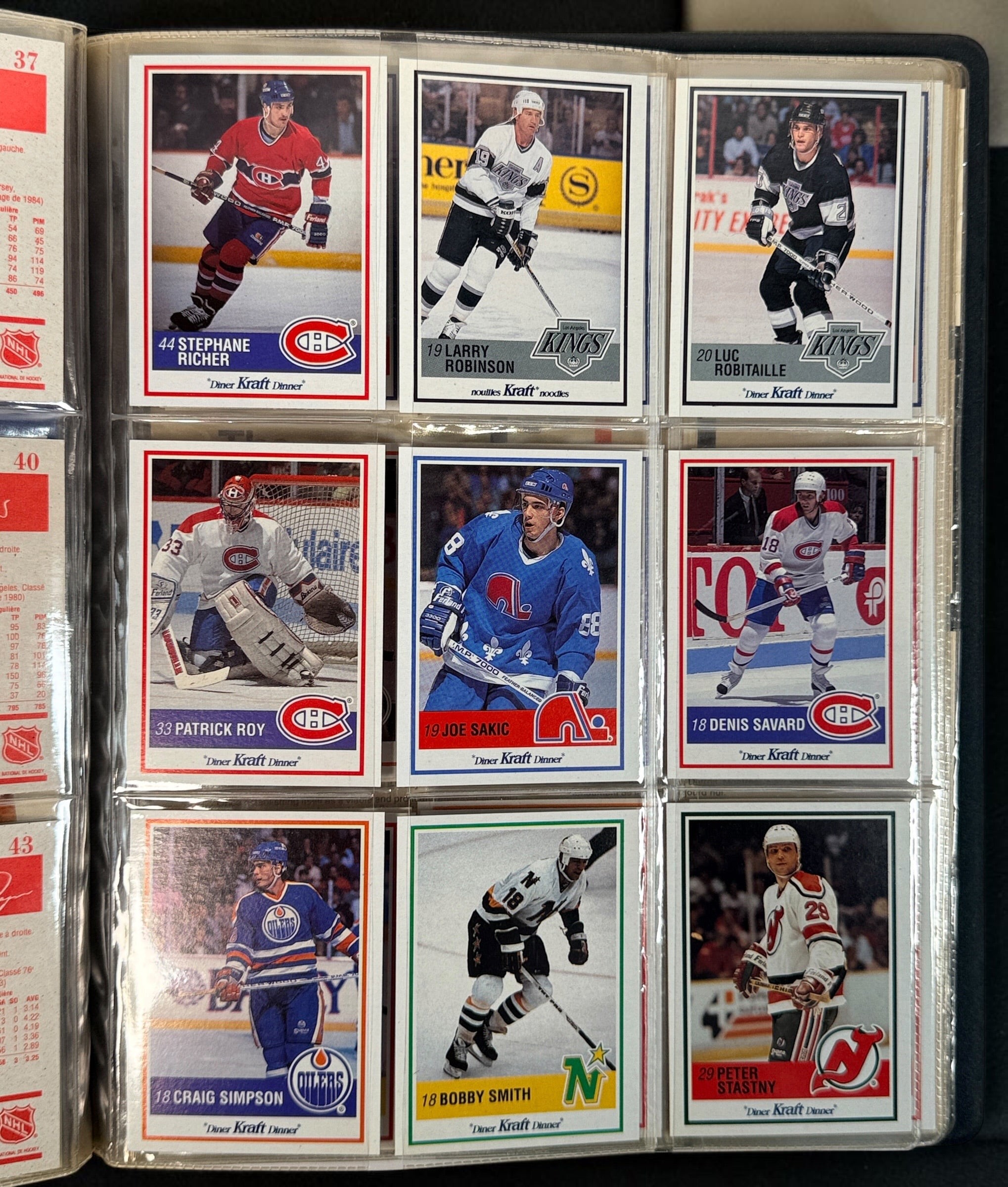 Complete 1990-91 Kraft NHL 112-card hockey set with vintage binder and bilingual inserts. Features Lemieux, Roy, Sakic, Bourque, Coffey and more.