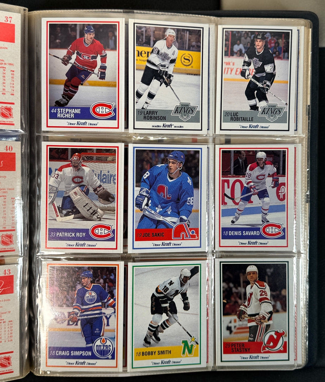 Complete 1990-91 Kraft NHL 112-card hockey set with vintage binder and bilingual inserts. Features Lemieux, Roy, Sakic, Bourque, Coffey and more.