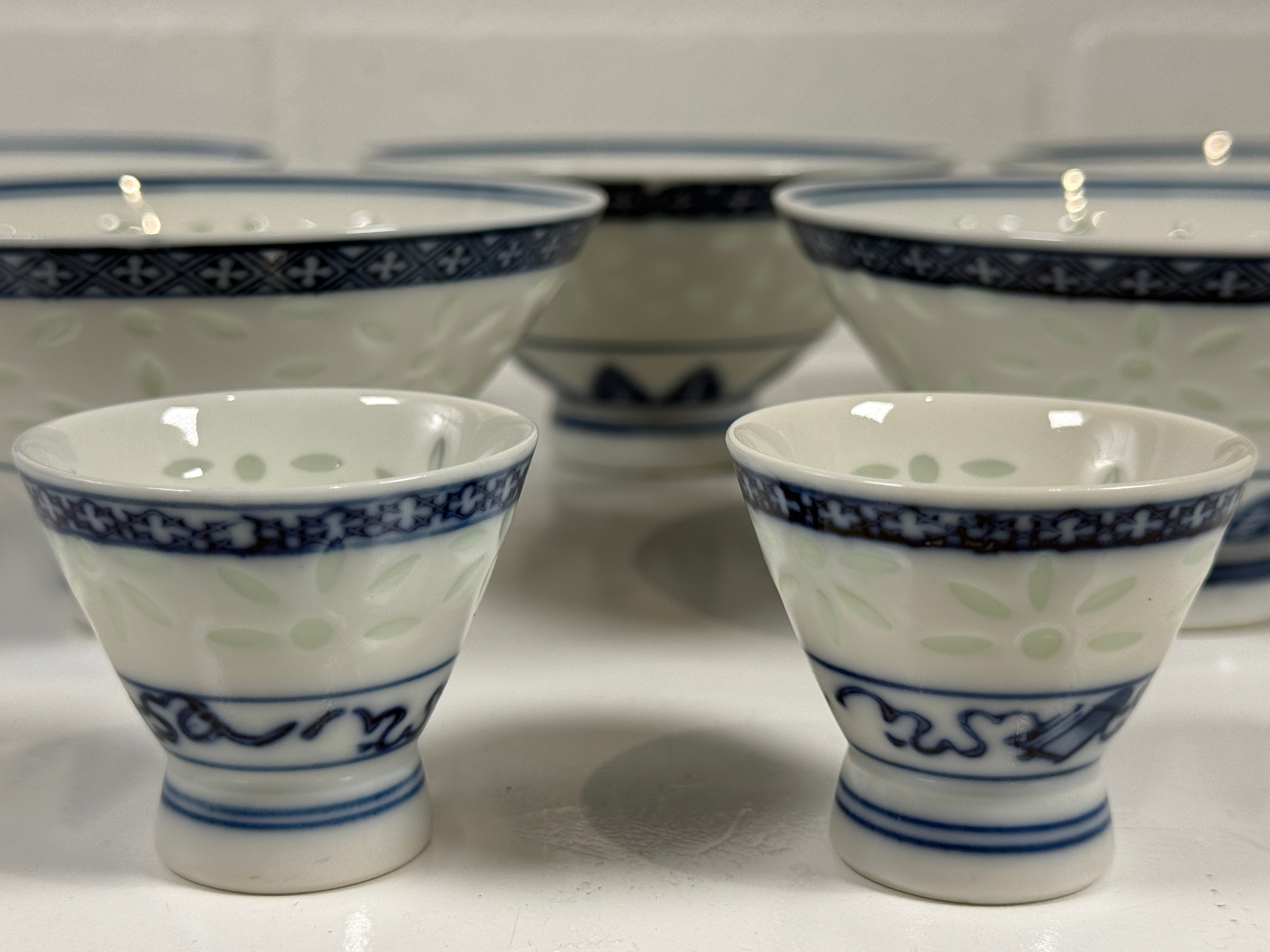 Ensemble de tasses à riz et à saké en porcelaine japonaise – Motif pétales bleus réticulés (7 pièces)