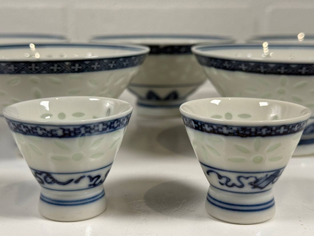 Ensemble de tasses à riz et à saké en porcelaine japonaise – Motif pétales bleus réticulés (7 pièces)