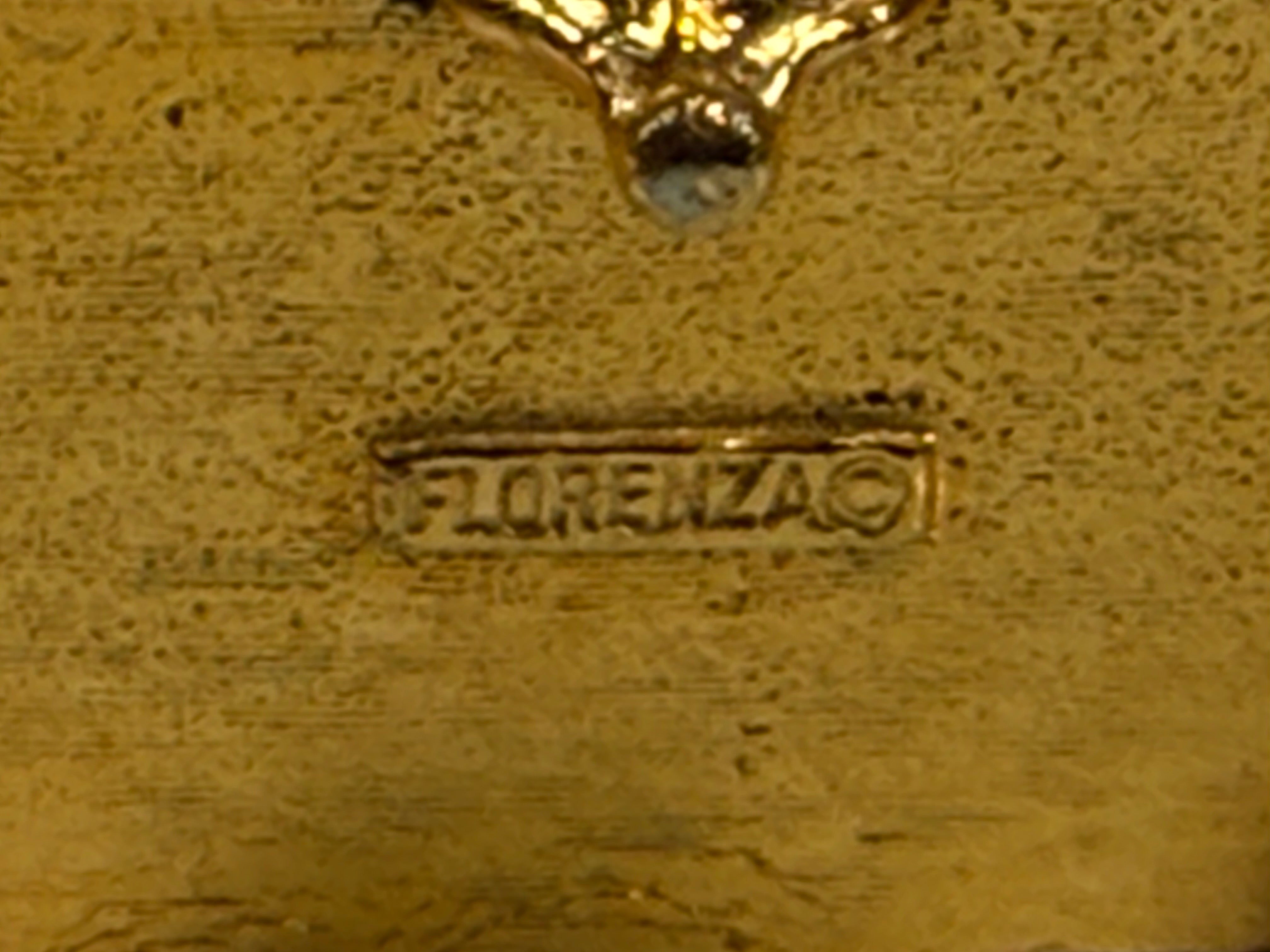 Boîte à pilules/bijoux vintage Florenza dorée ornée – cabochon bleu, fausses perles et fleurs en émail – années 1960