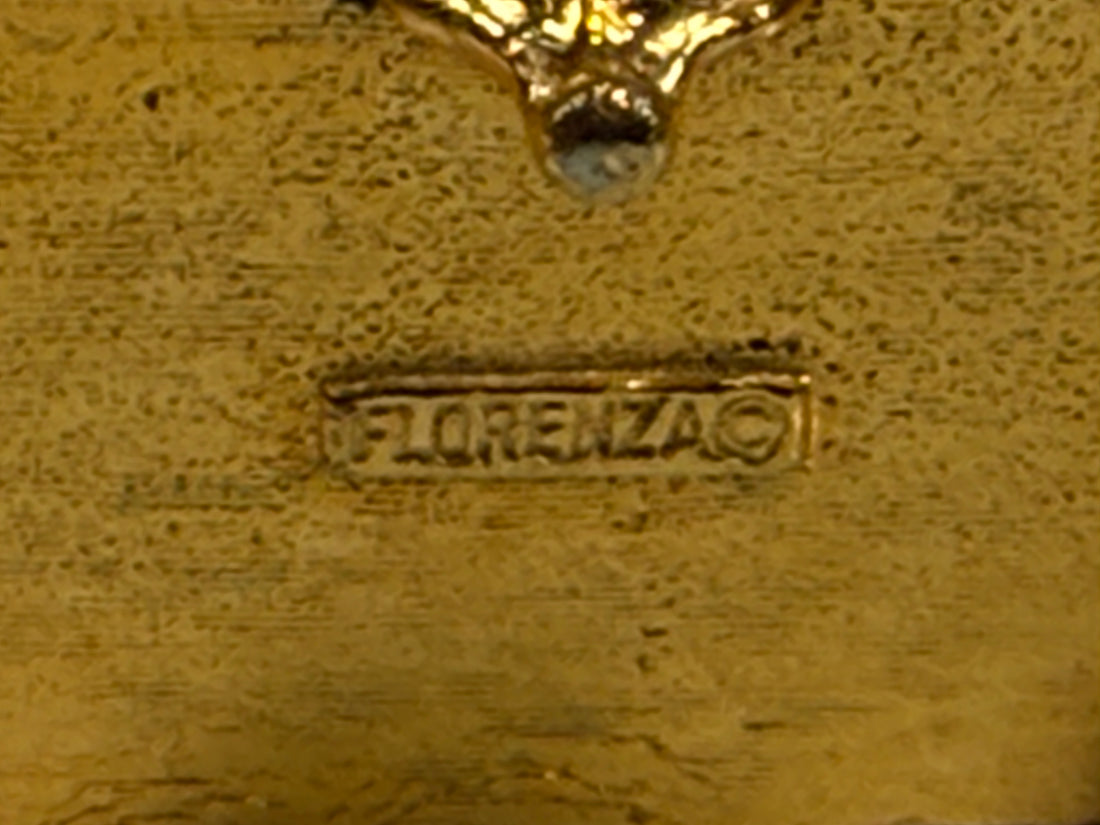 Boîte à pilules/bijoux vintage Florenza dorée ornée – cabochon bleu, fausses perles et fleurs en émail – années 1960