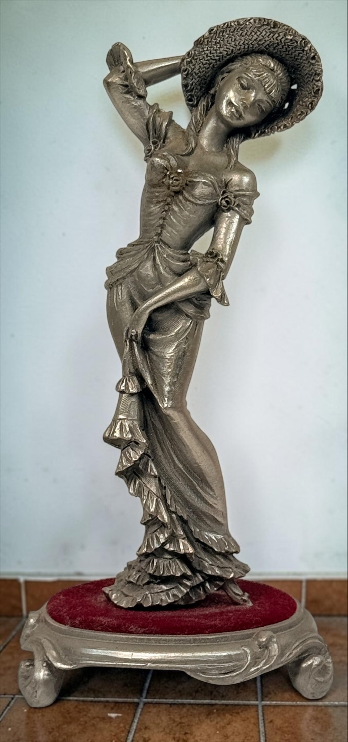 Les Étains du Prince Anaïs French pewter figurine from the Frou-Frou Collection, featuring an elegant woman in a detailed period gown and hat.