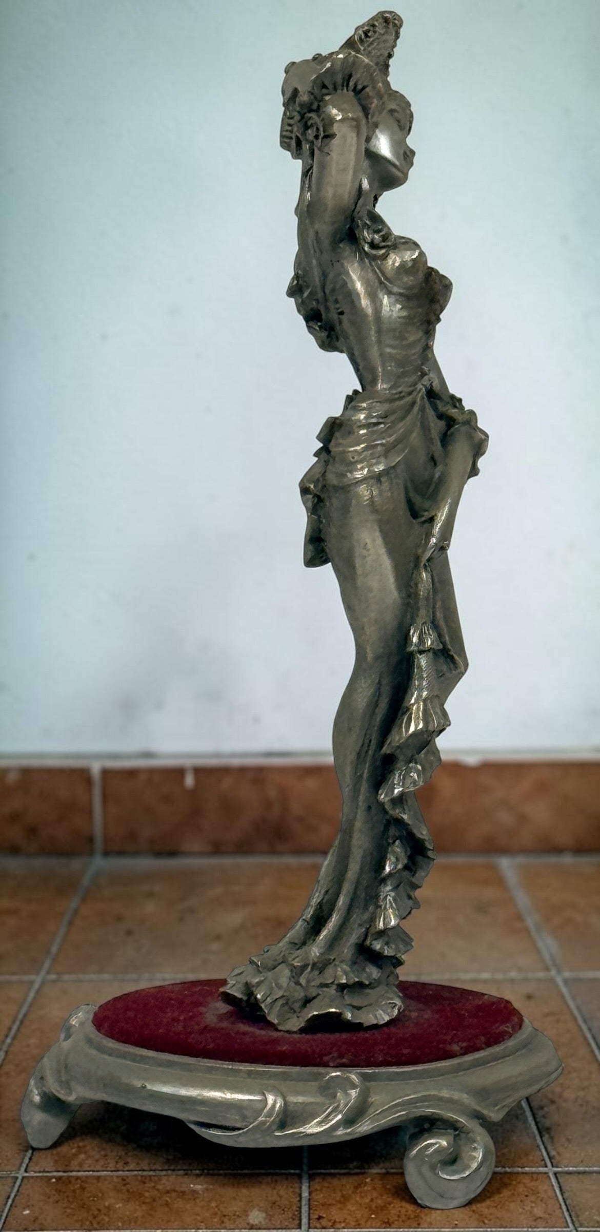 Les Étains du Prince Anaïs French pewter figurine from the Frou-Frou Collection, featuring an elegant woman in a detailed period gown and hat.