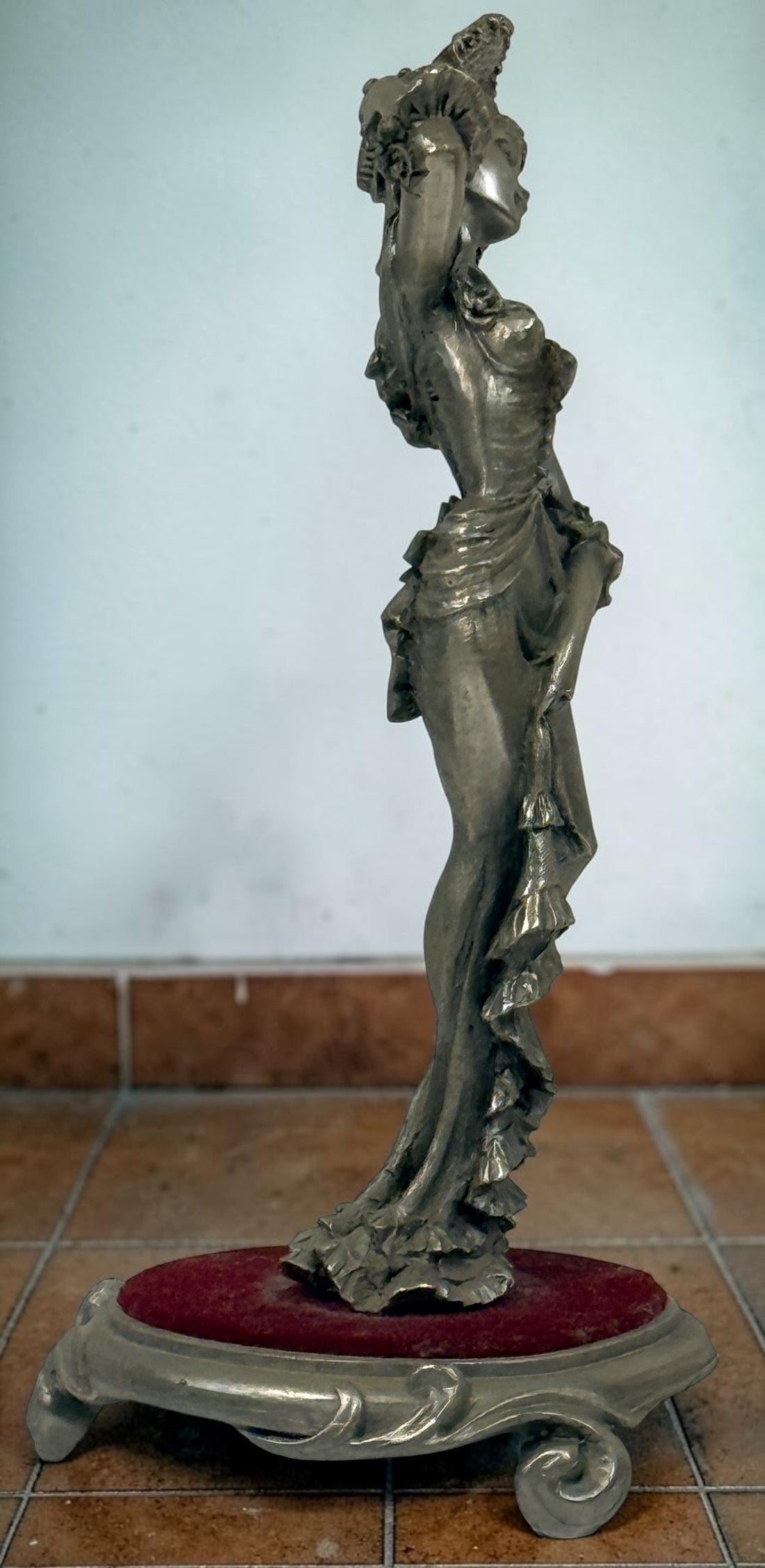 Les Étains du Prince Anaïs French pewter figurine from the Frou-Frou Collection, featuring an elegant woman in a detailed period gown and hat.