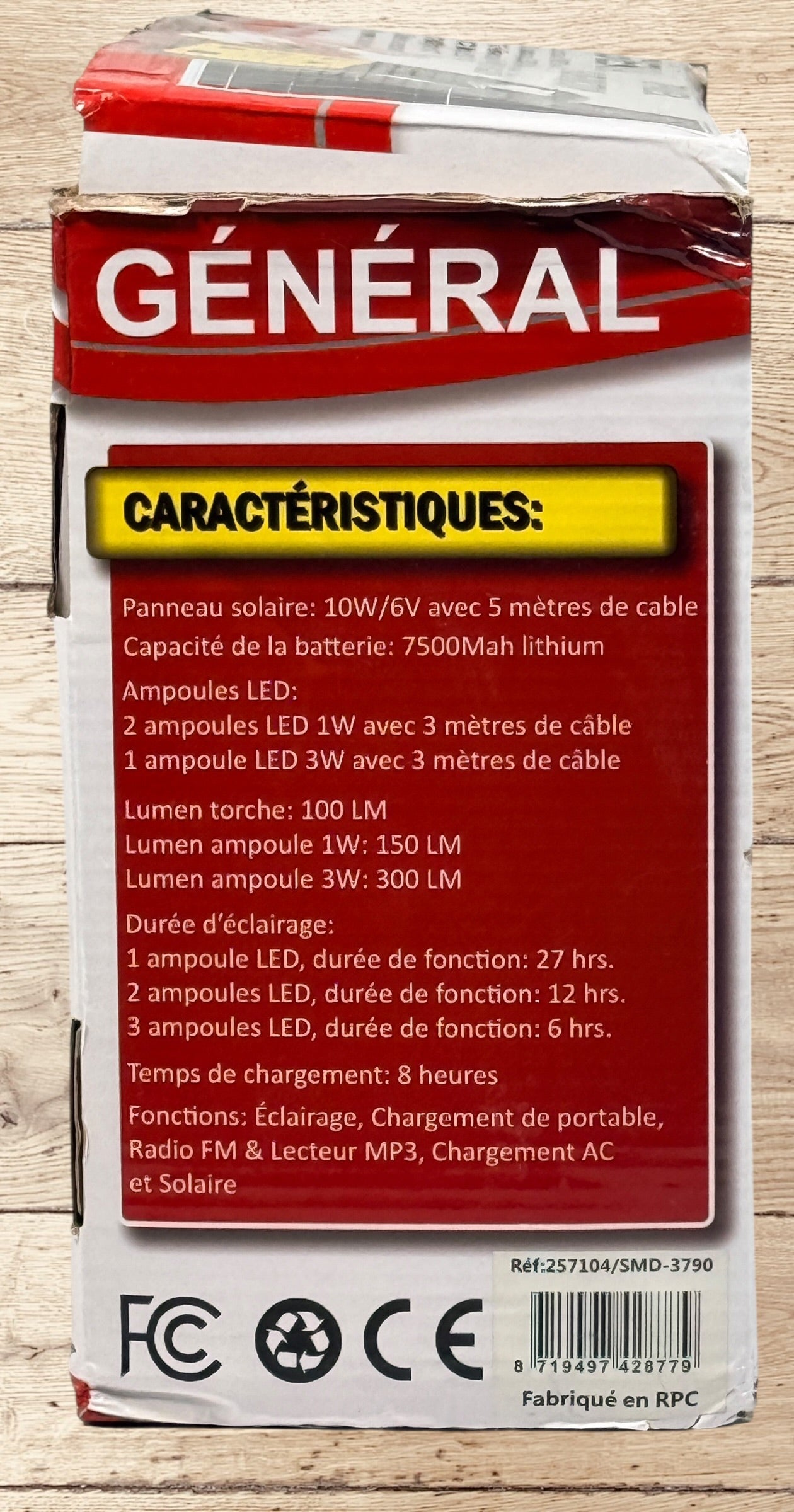 Rechargeable solar emergency lighting kit with 10W panel, 7500mAh battery, 3 LED bulbs, FM radio and USB charging. Ideal for camping and outages.