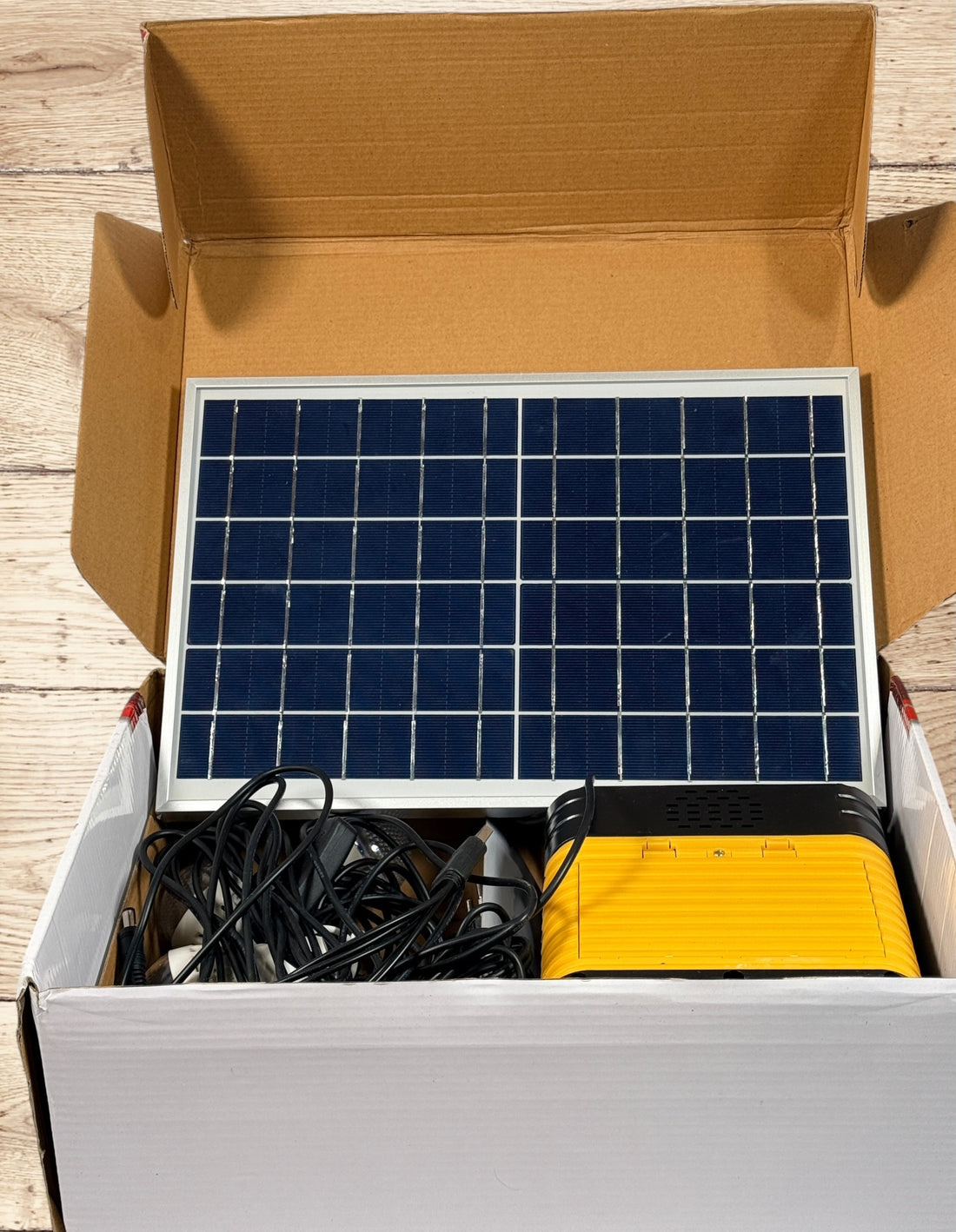 Rechargeable solar emergency lighting kit with 10W panel, 7500mAh battery, 3 LED bulbs, FM radio and USB charging. Ideal for camping and outages.