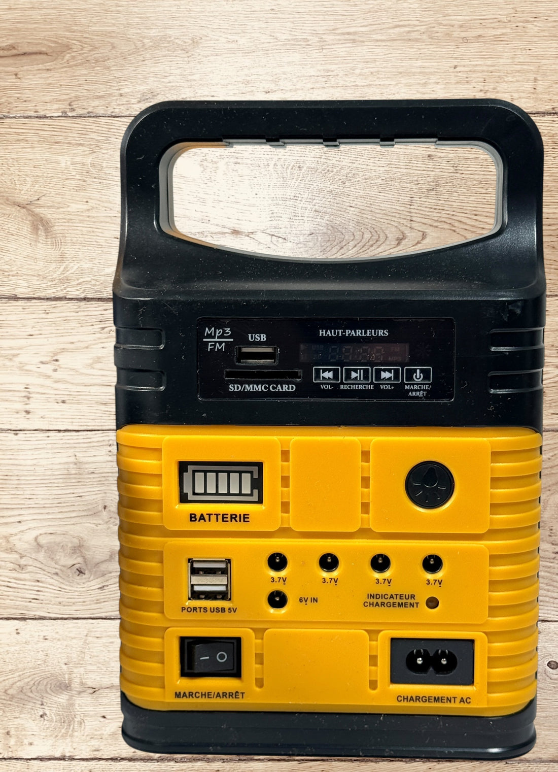 Rechargeable solar emergency lighting kit with 10W panel, 7500mAh battery, 3 LED bulbs, FM radio and USB charging. Ideal for camping and outages.