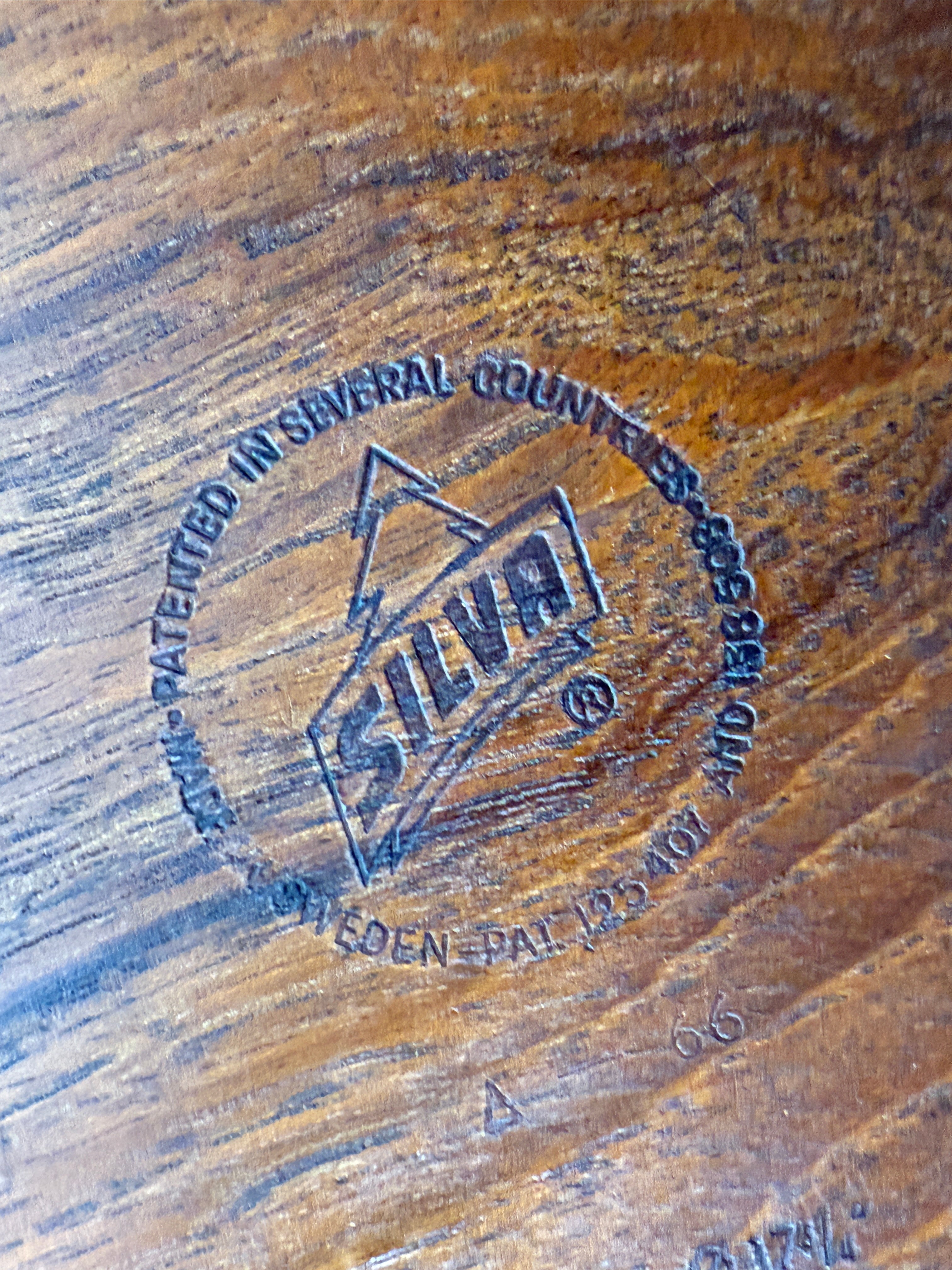 Assiette en teck Silva Sweden du milieu du siècle – Modèle A66, diamètre 18 po.