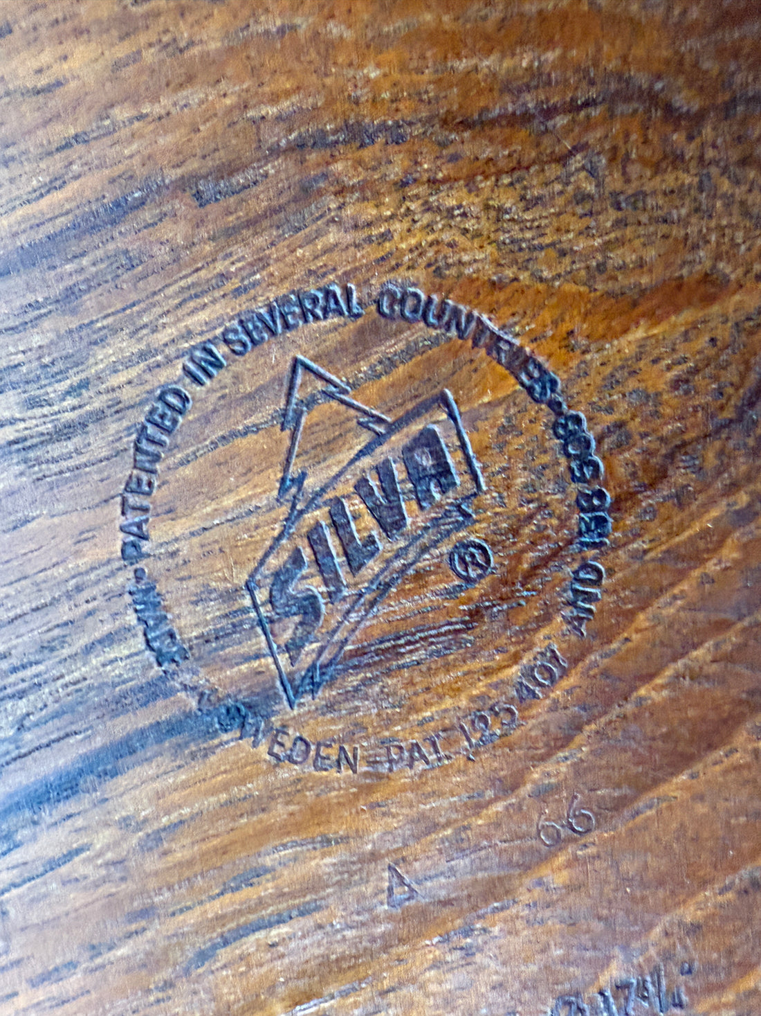 Assiette en teck Silva Sweden du milieu du siècle – Modèle A66, diamètre 18 po.