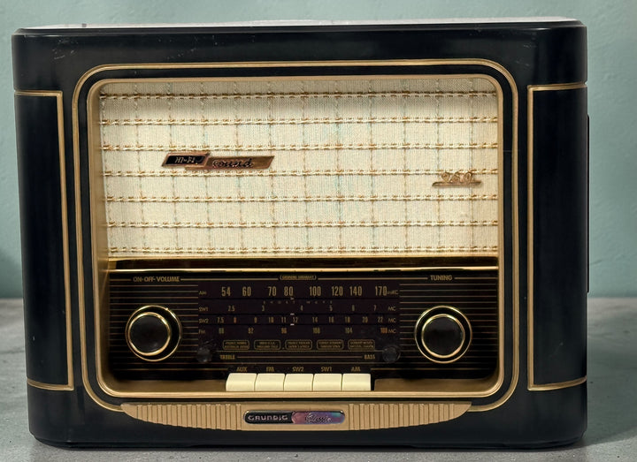 Grundig Classic 960 retro AM/FM shortwave radio from 2000. Tested AM/FM working with AUX input. Vintage look reproduction in excellent condition.