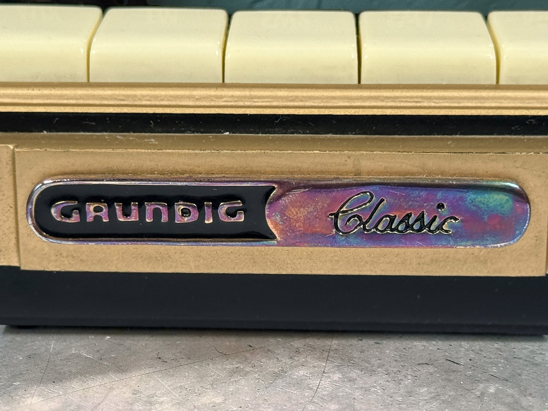 Grundig Classic 960 retro AM/FM shortwave radio from 2000. Tested AM/FM working with AUX input. Vintage look reproduction in excellent condition.
