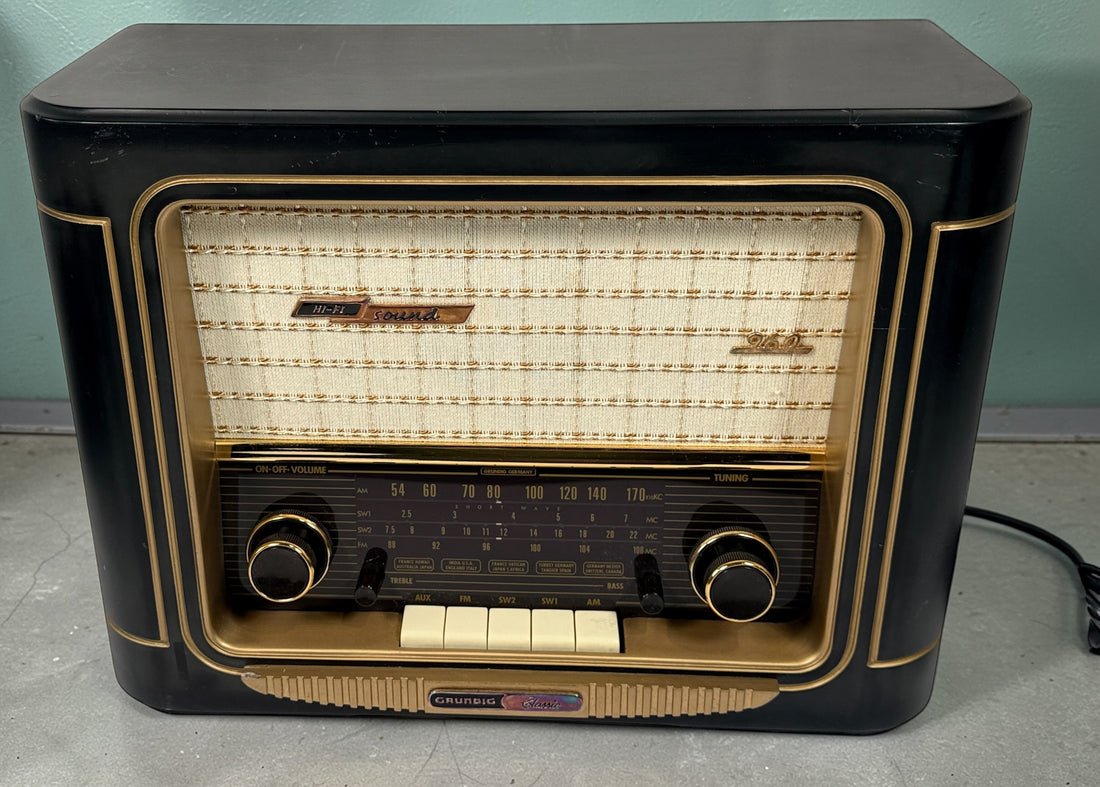 Grundig Classic 960 retro AM/FM shortwave radio from 2000. Tested AM/FM working with AUX input. Vintage look reproduction in excellent condition.