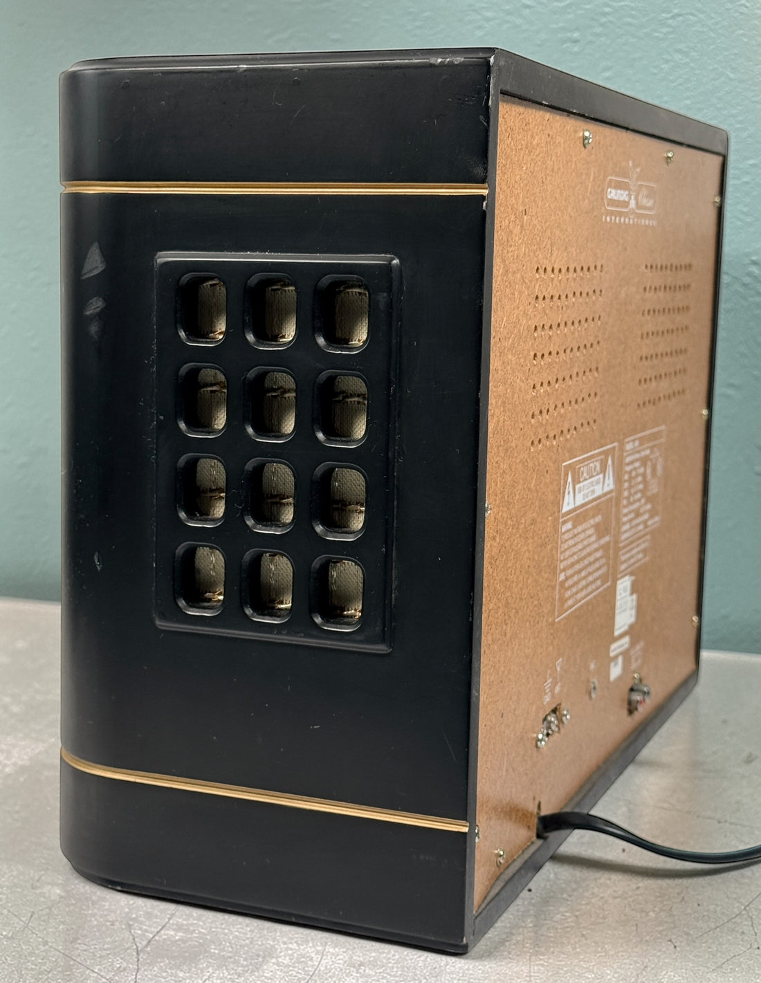 Grundig Classic 960 retro AM/FM shortwave radio from 2000. Tested AM/FM working with AUX input. Vintage look reproduction in excellent condition.