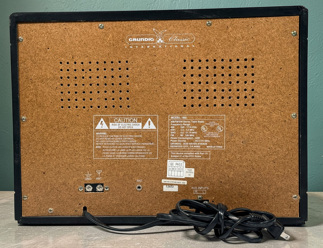 Grundig Classic 960 retro AM/FM shortwave radio from 2000. Tested AM/FM working with AUX input. Vintage look reproduction in excellent condition.