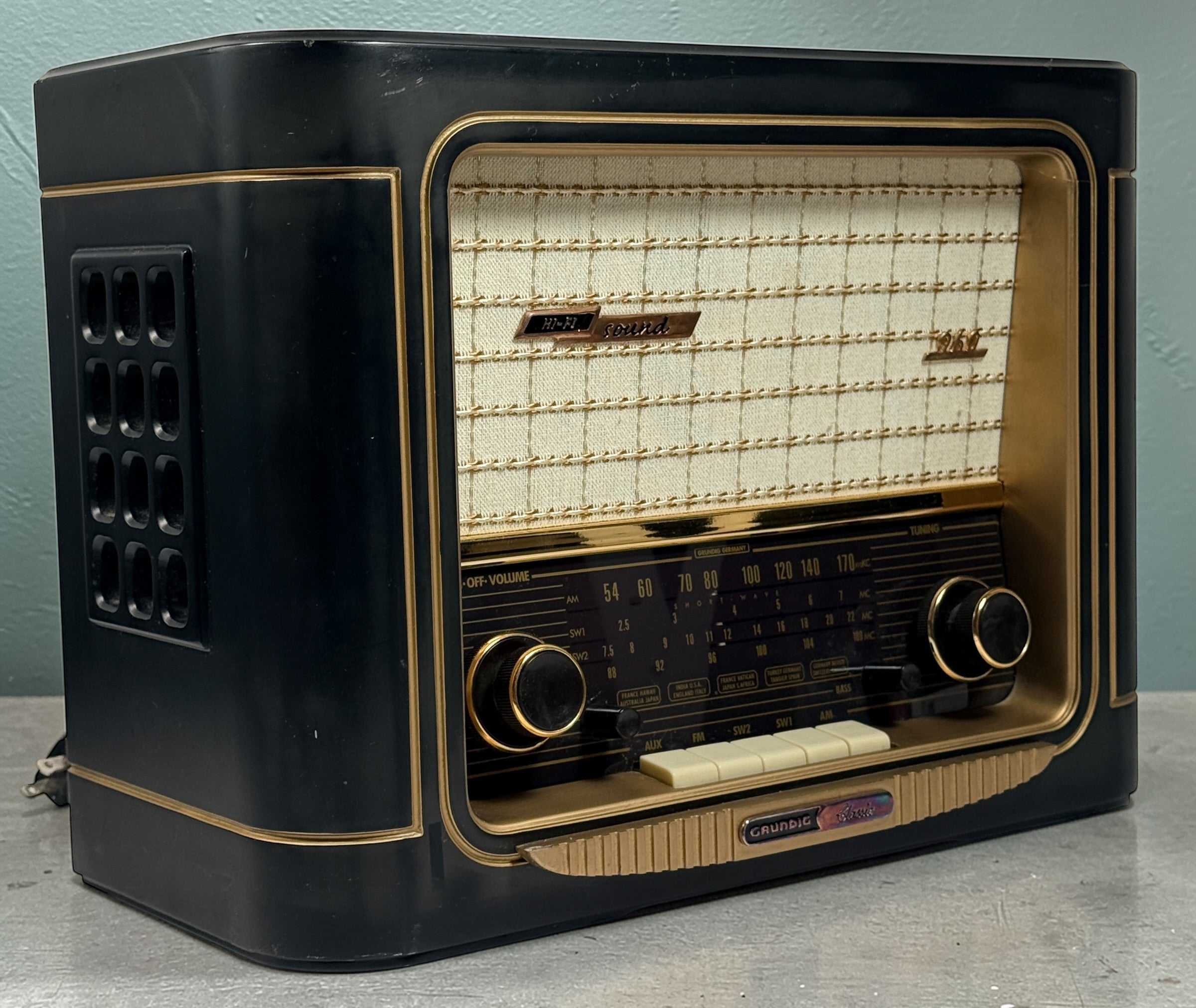 Grundig Classic 960 retro AM/FM shortwave radio from 2000. Tested AM/FM working with AUX input. Vintage look reproduction in excellent condition.