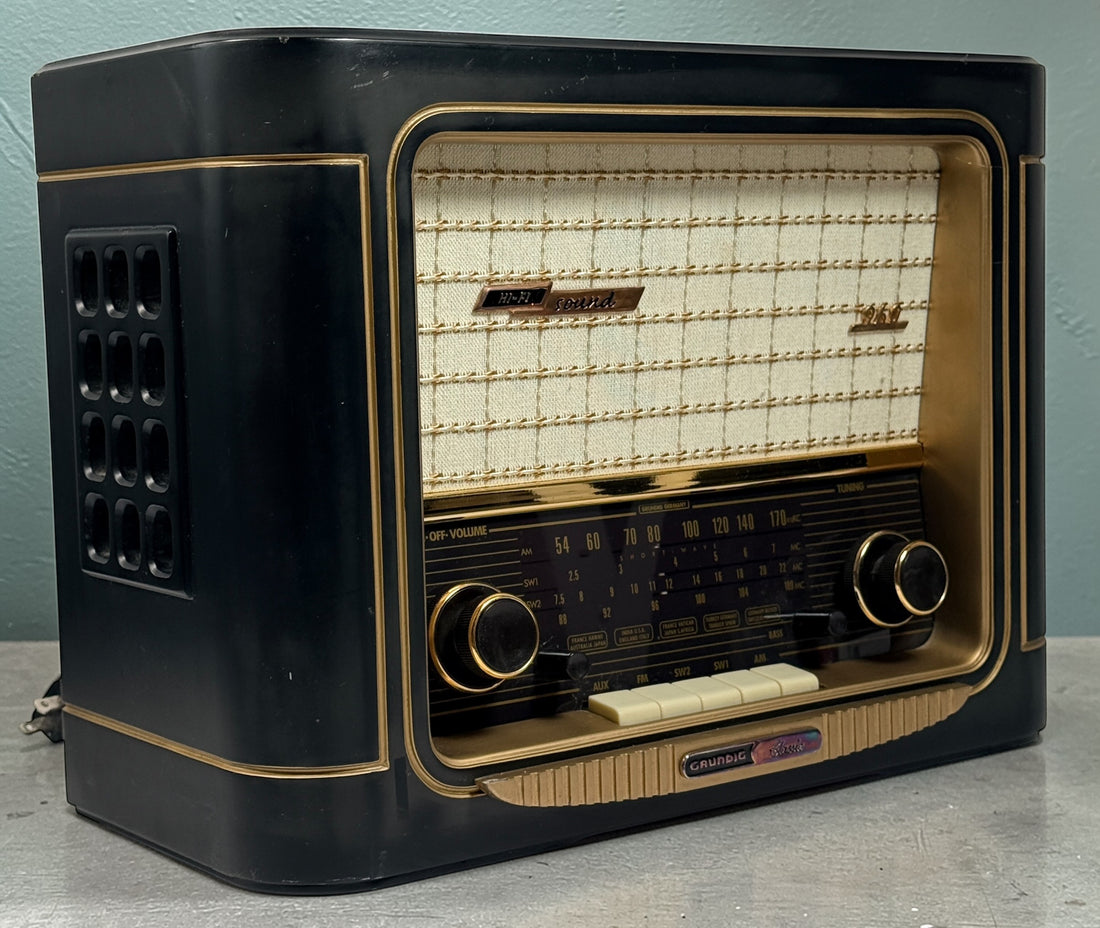 Grundig Classic 960 retro AM/FM shortwave radio from 2000. Tested AM/FM working with AUX input. Vintage look reproduction in excellent condition.