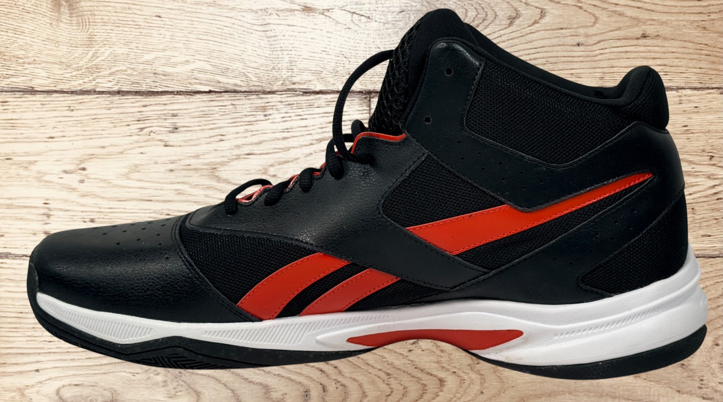 Reebok Pro Heritage 3 men’s basketball sneakers black red US 15 in mint condition. Clean mid-top athletic trainers with cushioned support and classic Reebok design.