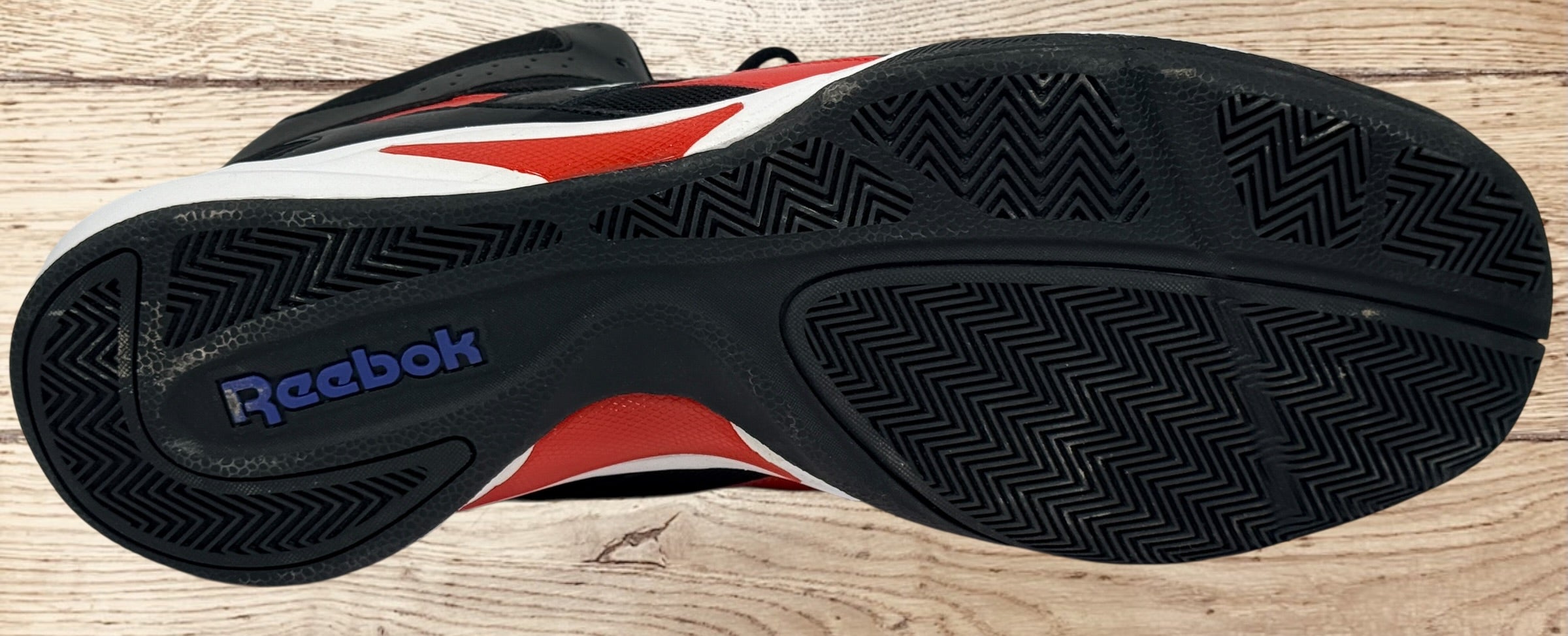 Reebok Pro Heritage 3 men’s basketball sneakers black red US 15 in mint condition. Clean mid-top athletic trainers with cushioned support and classic Reebok design.