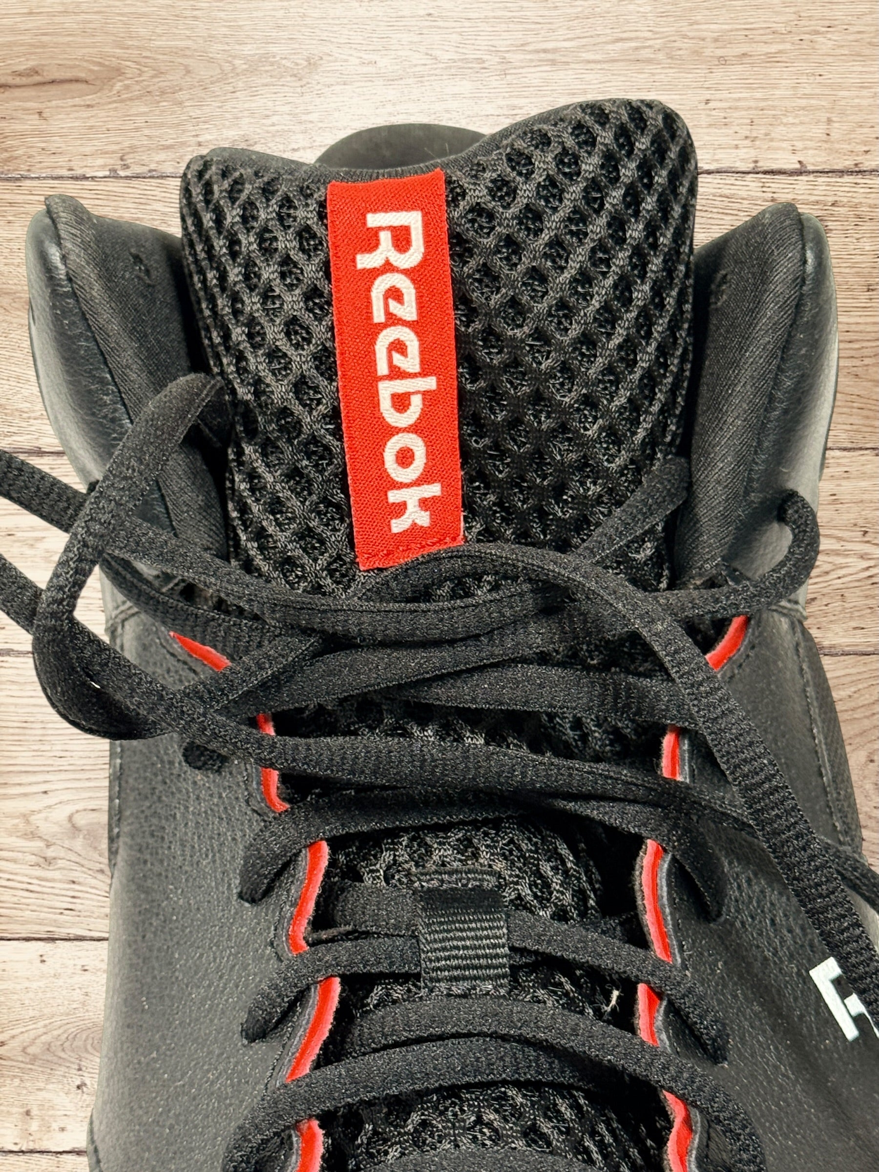 Reebok Pro Heritage 3 men’s basketball sneakers black red US 15 in mint condition. Clean mid-top athletic trainers with cushioned support and classic Reebok design.