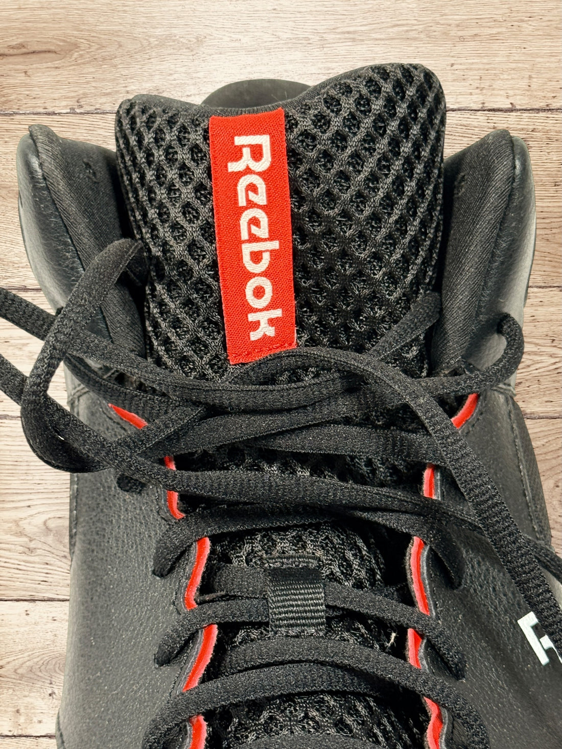 Reebok Pro Heritage 3 men’s basketball sneakers black red US 15 in mint condition. Clean mid-top athletic trainers with cushioned support and classic Reebok design.